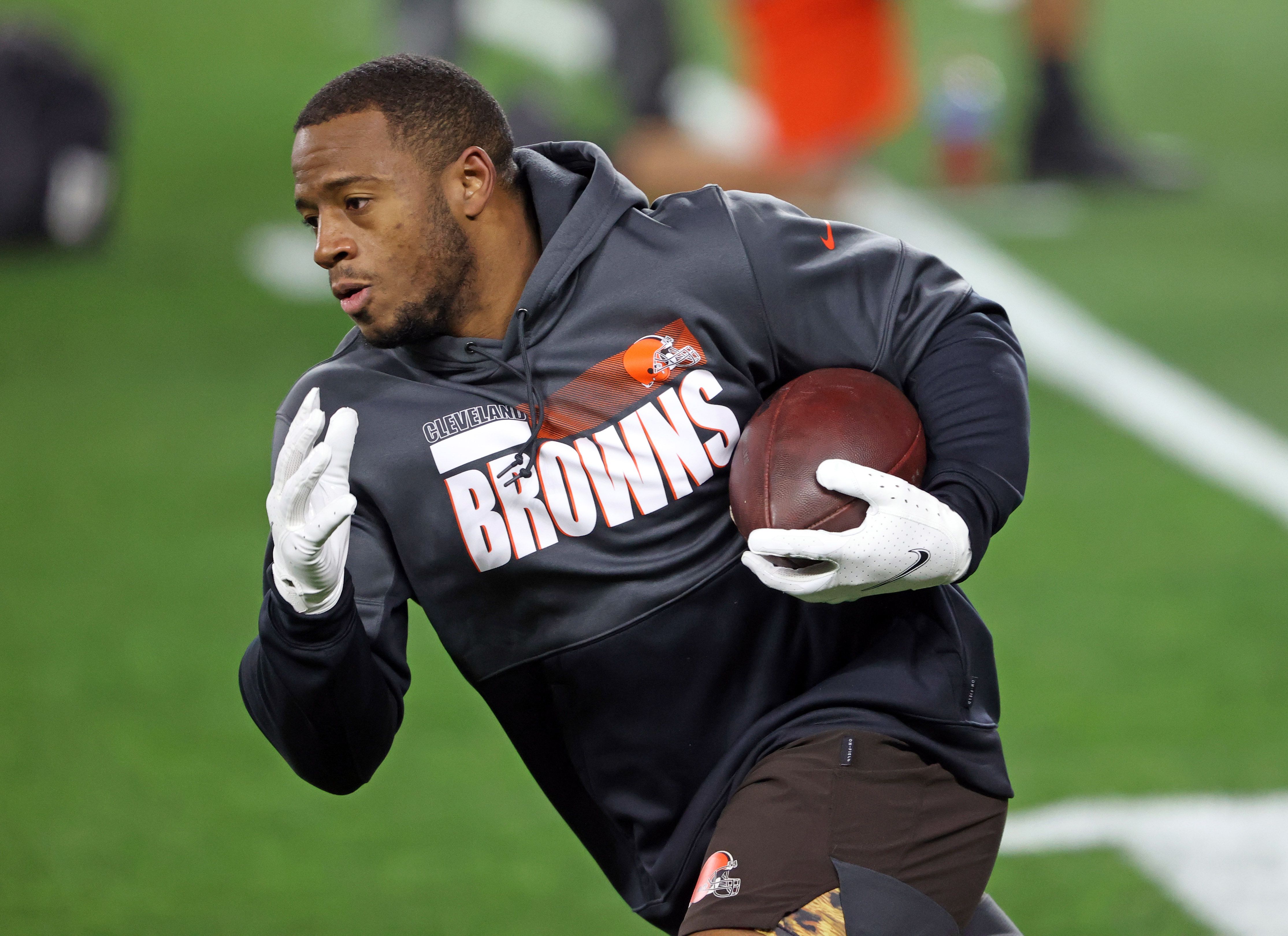 Watch Nick Chubb start Monday Night Football game vs. Ravens with