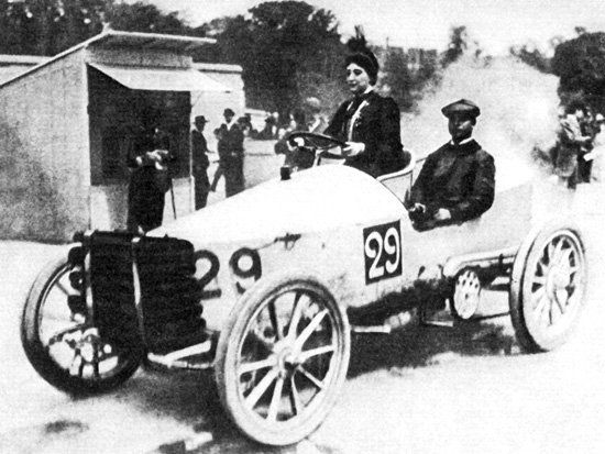 Paris-Madrid_1903_-_Camille_du_Gast_pilots_her_30_hp_De_Dietrich_with_starting_number_29.jpg