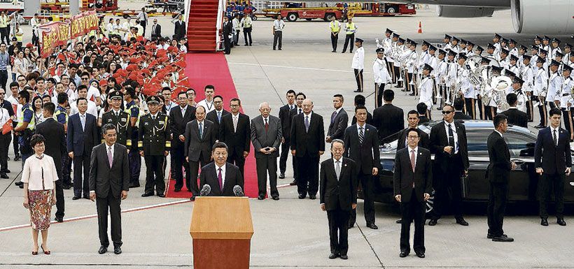 Xi Jinping habla a su arribo al aeropuerto de Hong Kong, el jueves. foto: afp