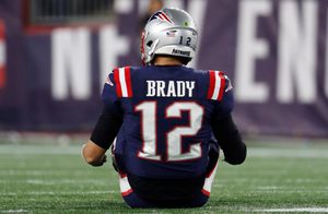 Patriots' Tom Brady offers No. 12 jersey to Mohamed Sanu 