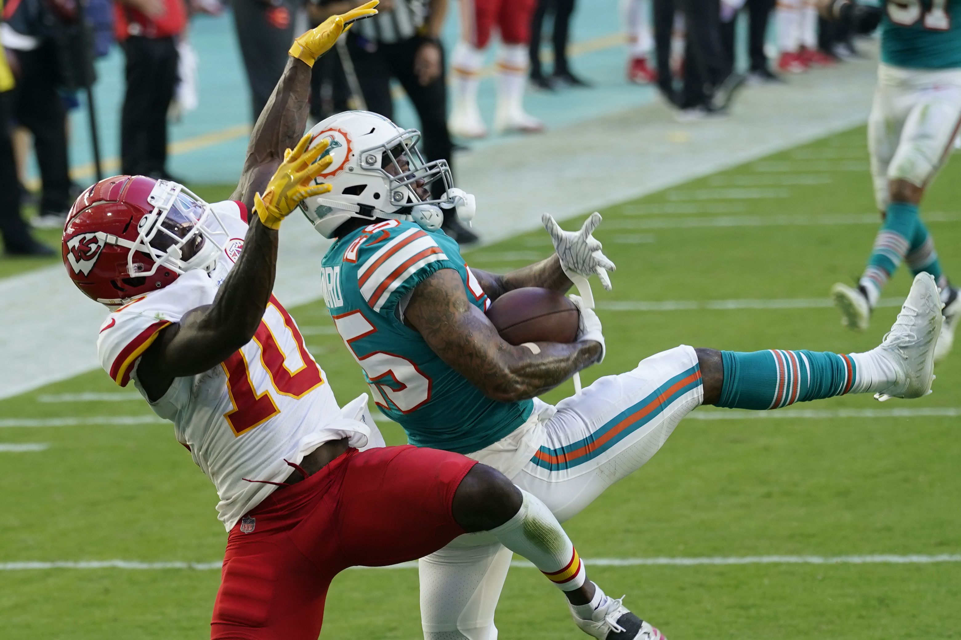 Miami Dolphins outside linebacker Andrew Van Ginkel (43) in