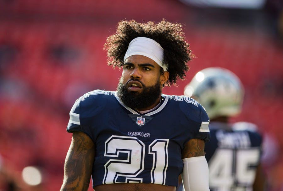 Sep 08, 2019: Dallas Cowboys volver corriendo Ezequiel Elliott #21 escupe  agua antes de un juego de la NFL entre los New York Giants y los Dallas  Cowboys en AT&T Stadium en