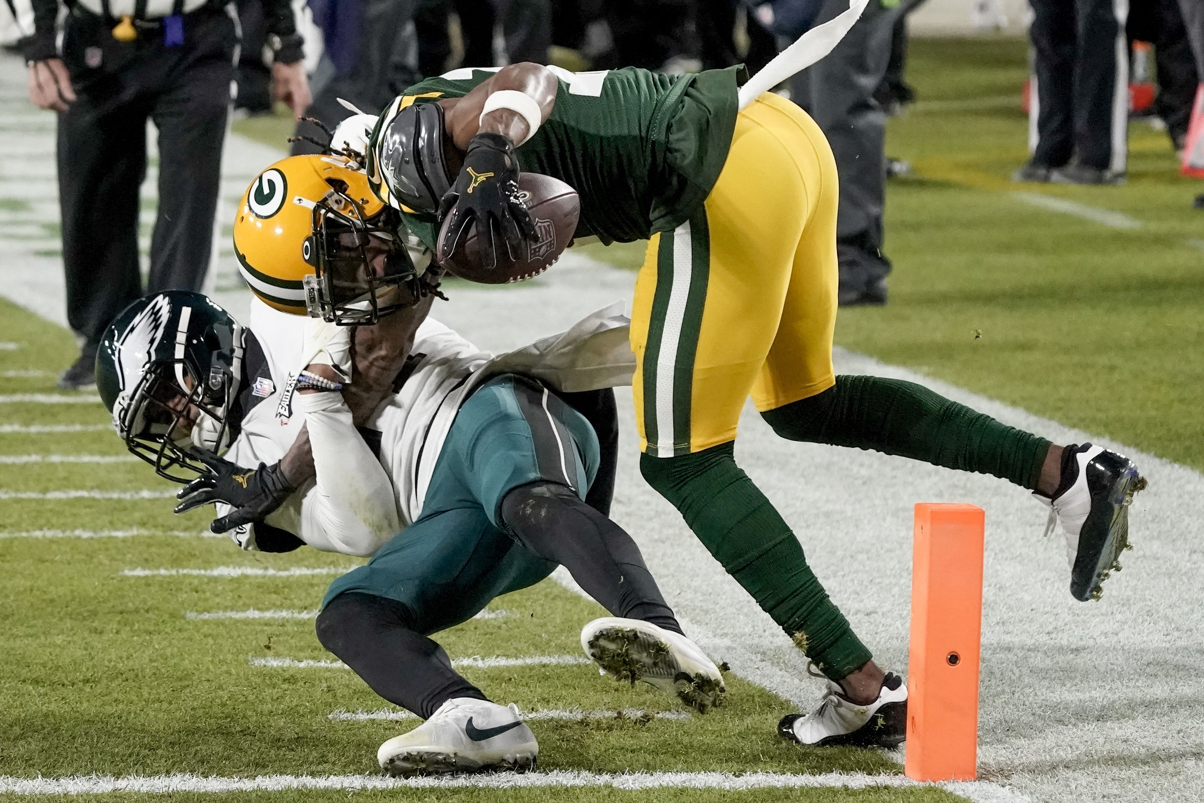 Wentz benched for rookie Hurts in Eagles' 30-16 loss to Packers