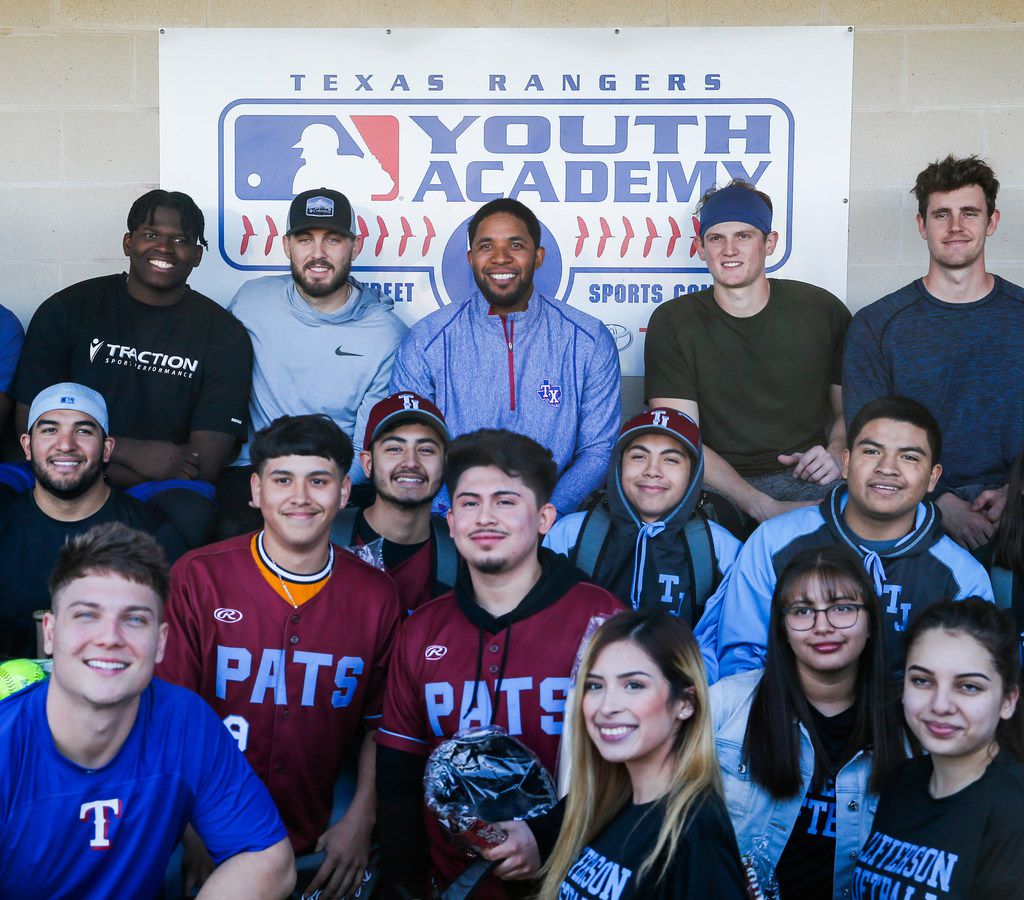 Elvis Andrus donates gear to Dallas high school teams