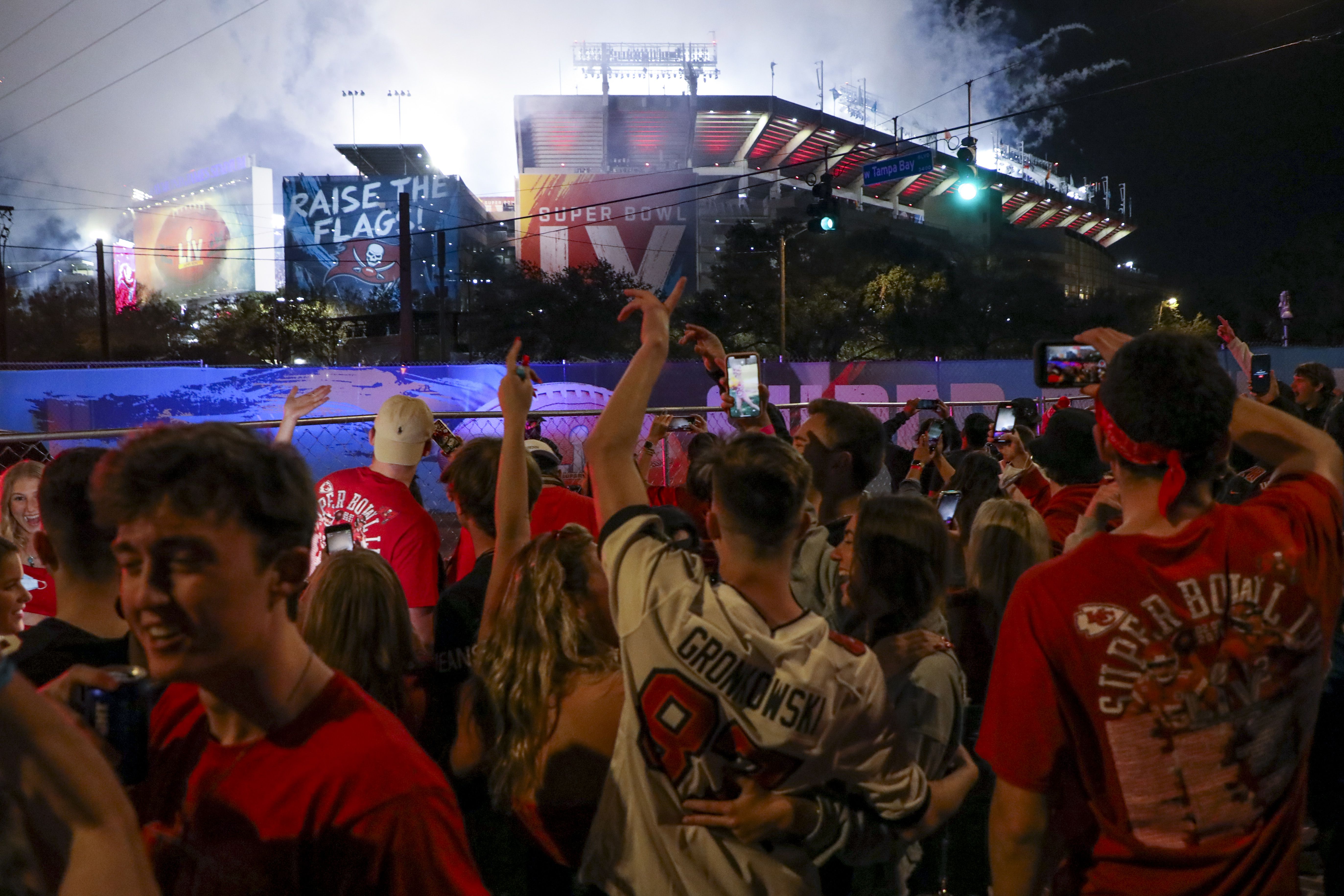 Bucs fans set to cheer inside, outside Super Bowl stadium