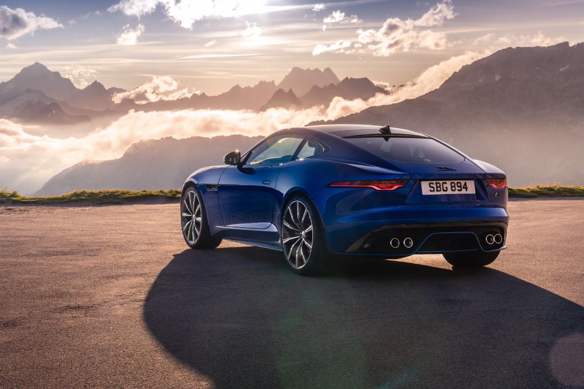 Jag_F-TYPE_R_21MY_Velocity_Blue_Reveal_Switzerland_02.12.19_02.jpg