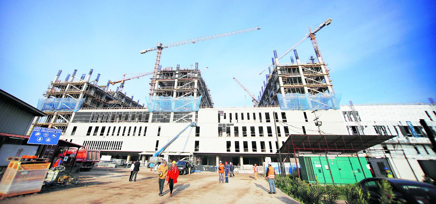 Michelle Bachelet realiza una visita a las obras del nuevo Hospital Félix Bulnes