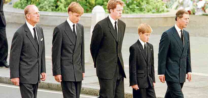 El duque Felipe de Edimburgo, el príncipe Guillermo, Earl Spencer, el príncipe Harry y el príncipe Carlos caminan durante el funeral de la princesa Diana, en septiembre de 1996.