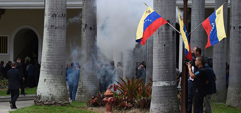 Supporters-of-Venezue-19500332.jpg