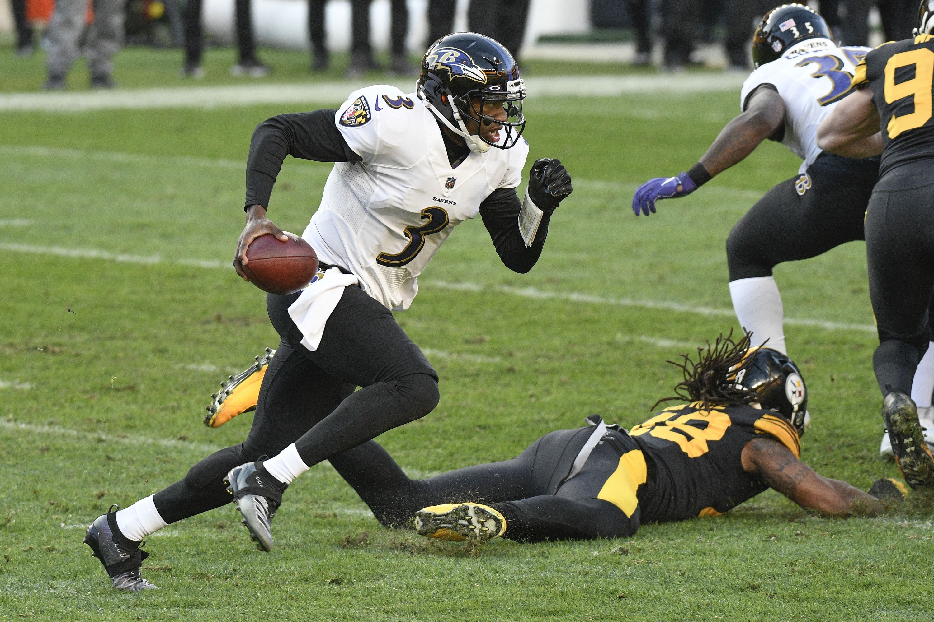 Steelers edge short-handed Ravens to improve to 11-0