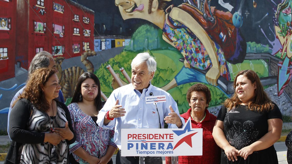 Sebastián Piñera comparte desayuno con vecinos de La Legua