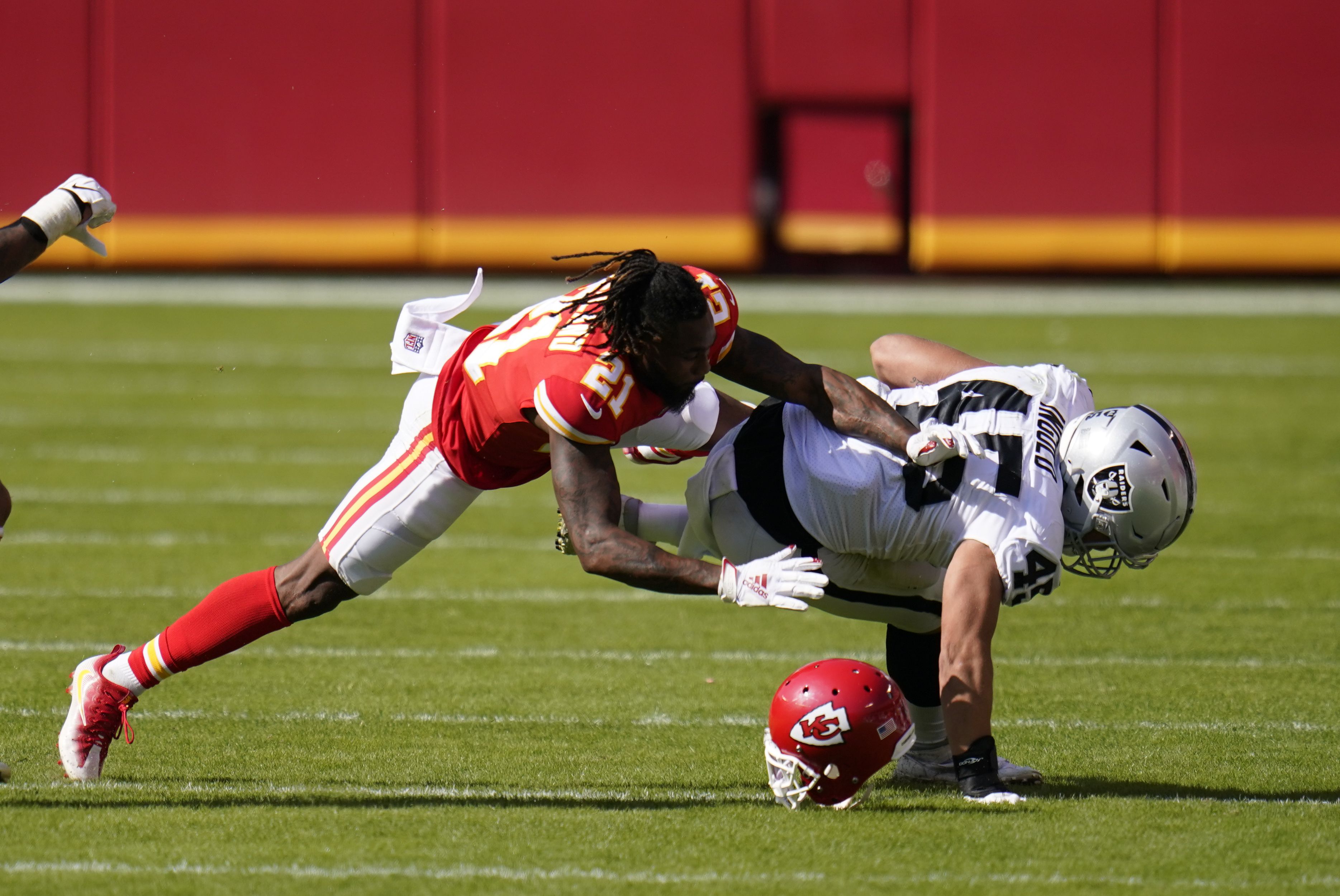 Carr helps Raiders snap Chiefs' 13-game win streak, 40-32 Mo