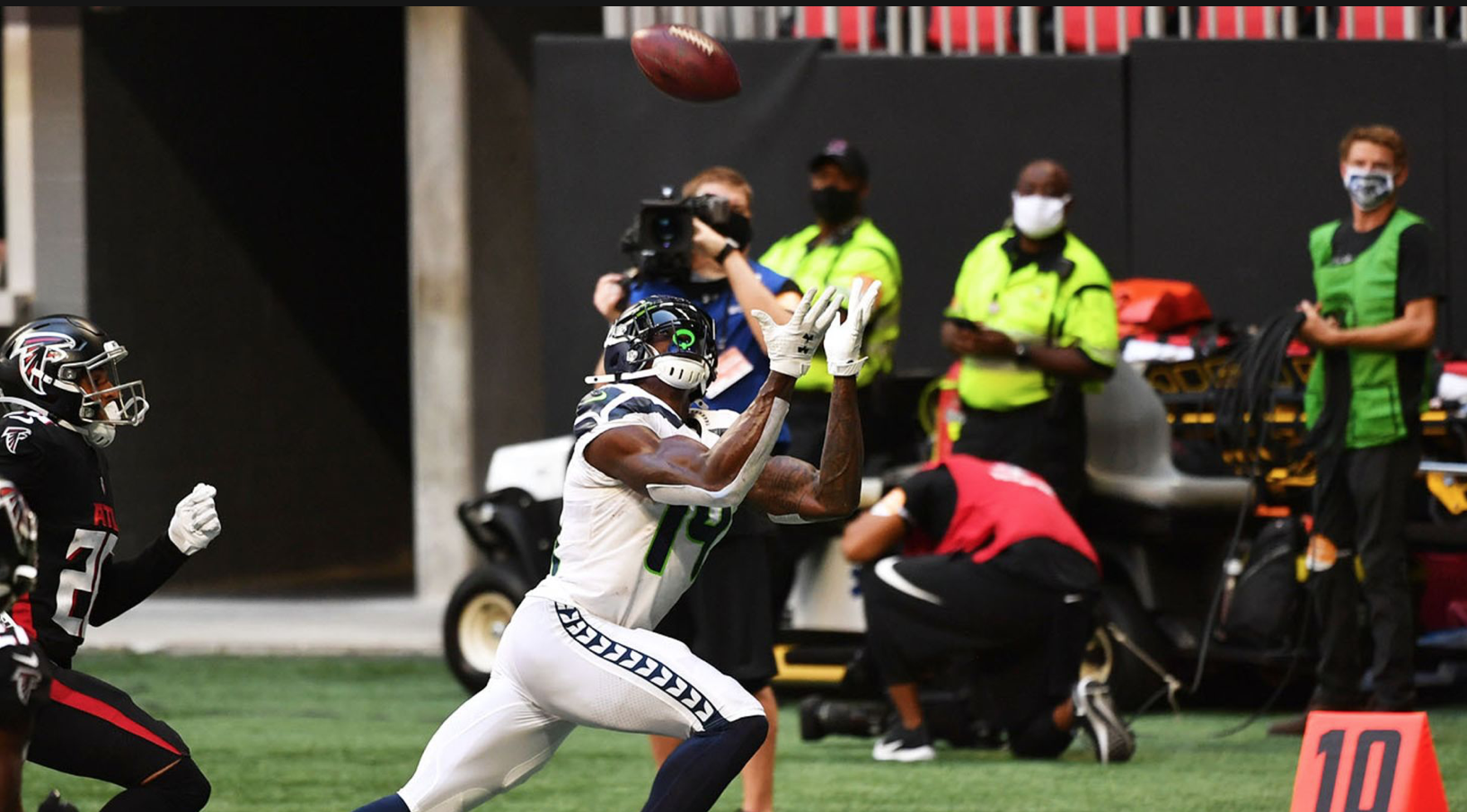 Russell Wilson throws 4 TD passes, Seahawks beat Falcons 38-25