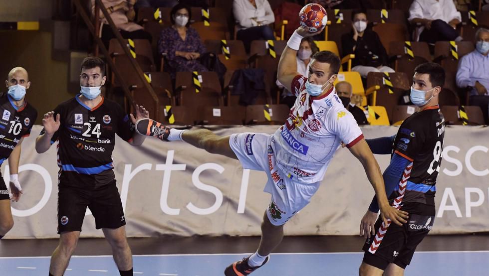 El partido entre el Ademar y el Sinfín, jugado con mascarillas. Foto: EFE.