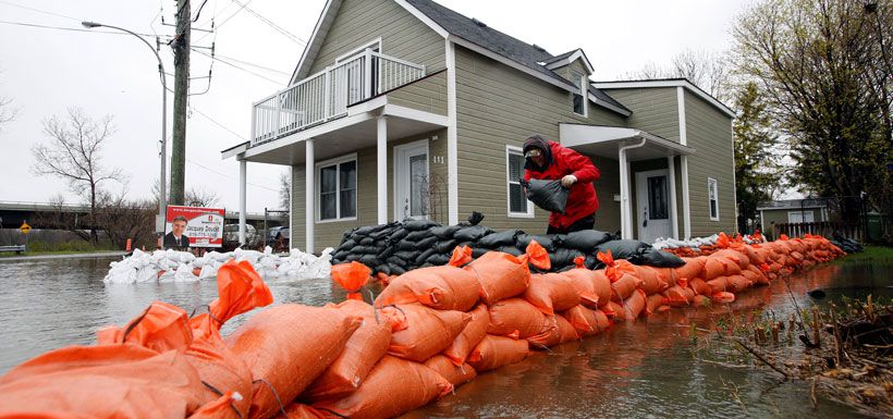 A-man-places-sandbags-18942839.jpg