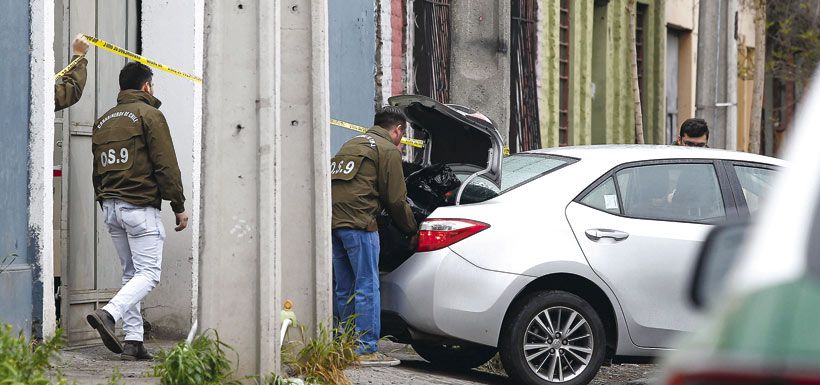 Personal de OS-9 de Carabineros realiza diligencias en el exterior de la empresa Esertval.