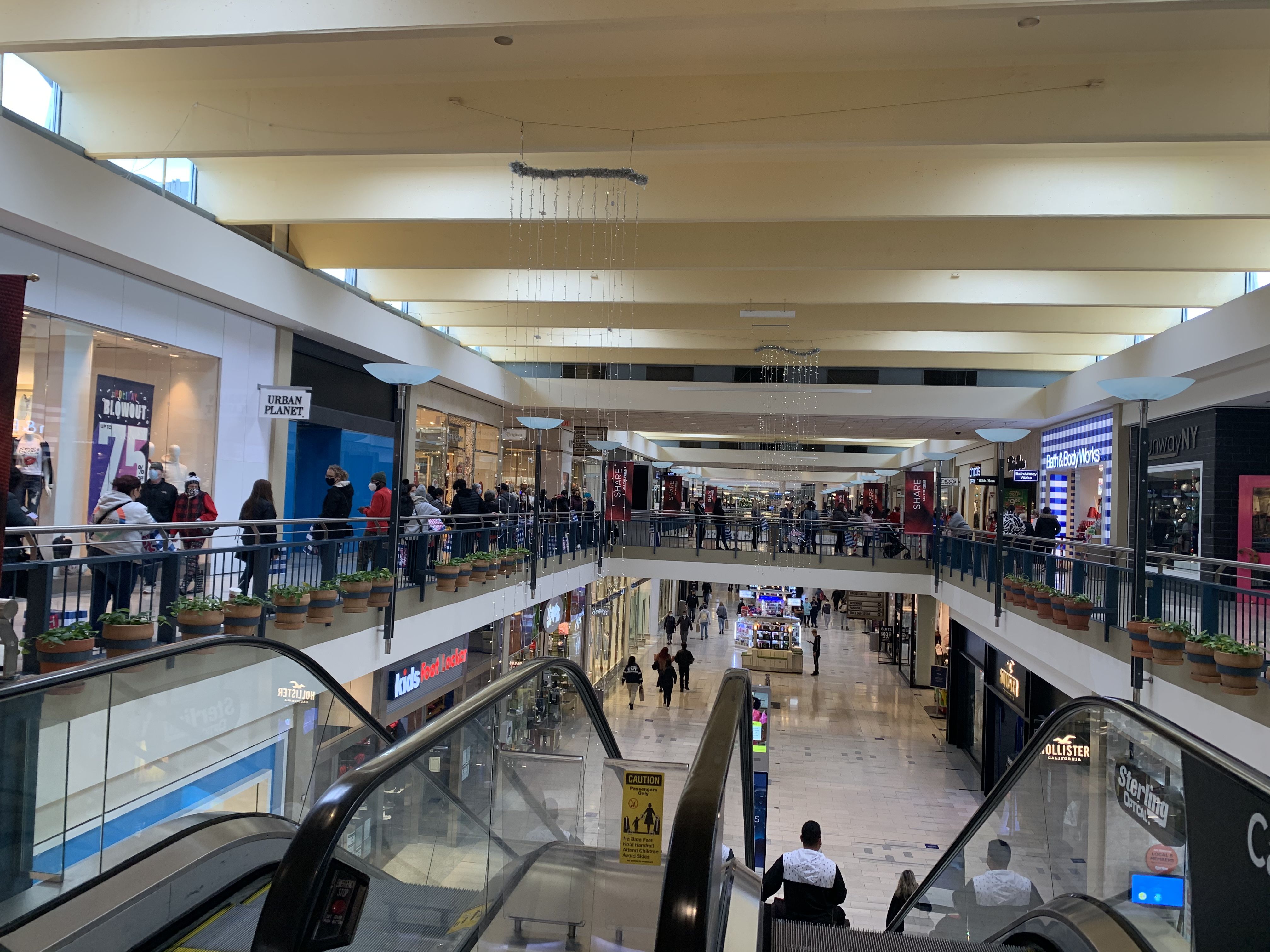 Why is there a long line in the Staten Island Mall? 