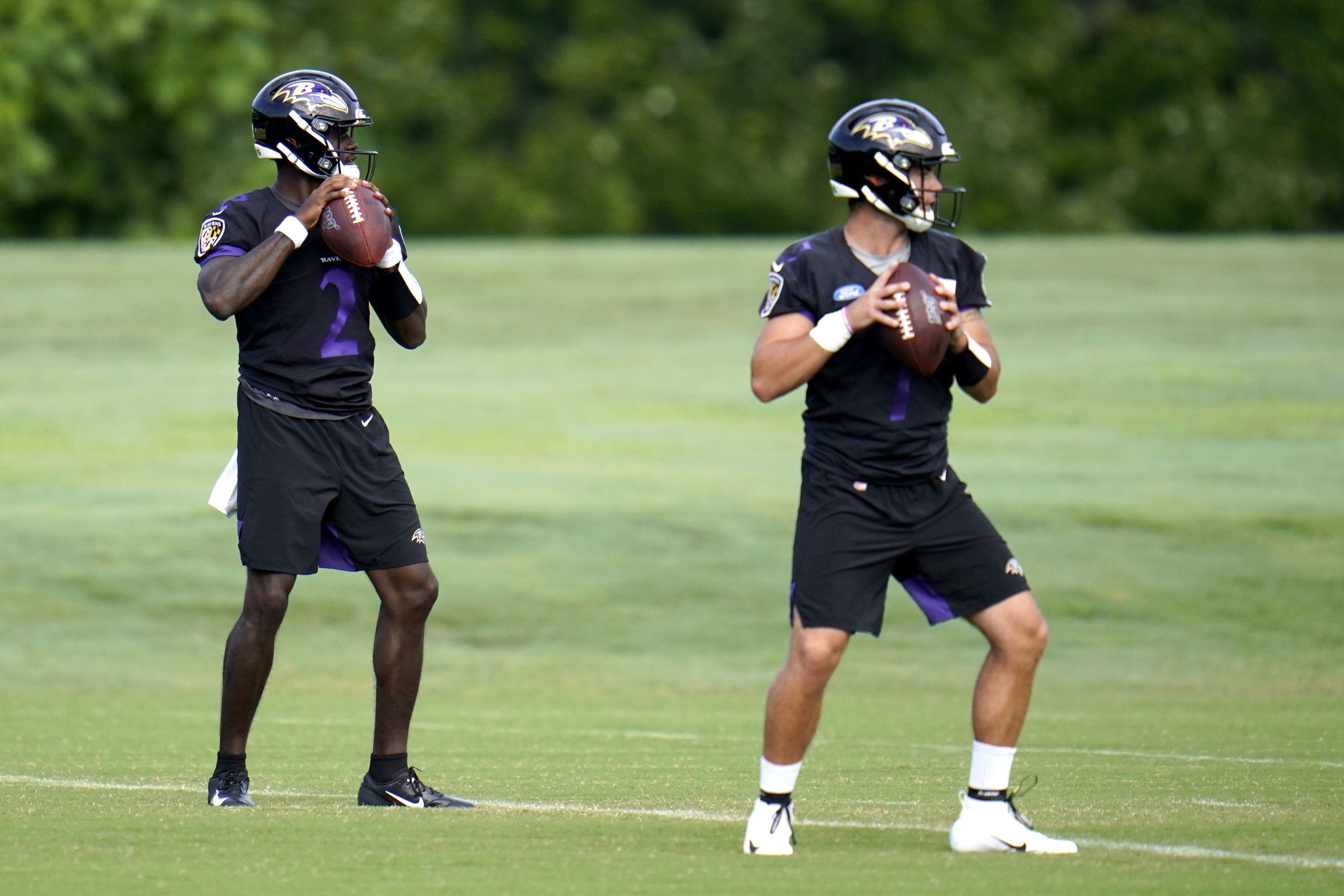 Baltimore Ravens' Lamar Jackson comes out of Browns game with cramps, Trace  McSorley enters 