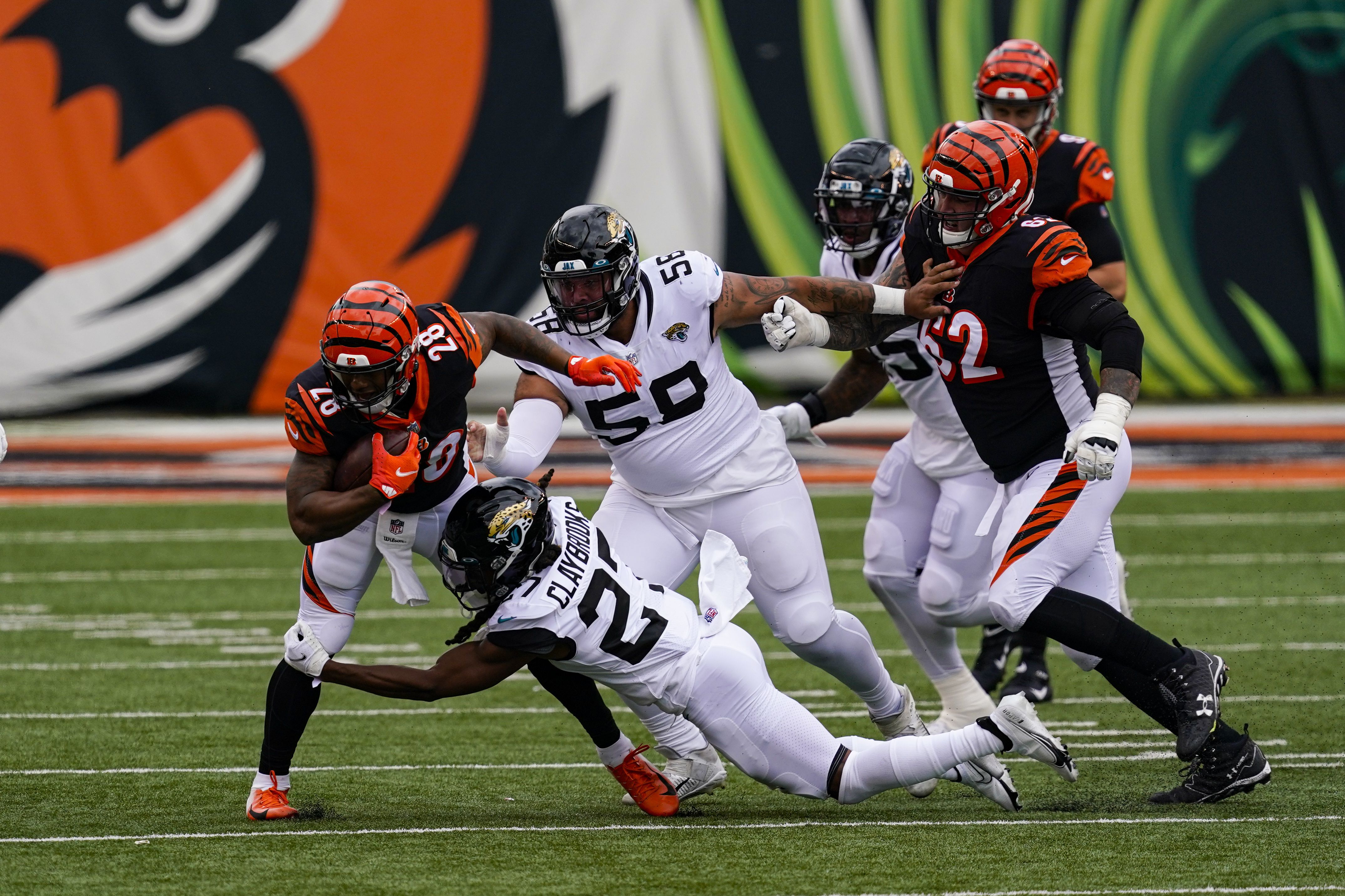 Chris Claybrooks of the Jacksonville Jaguars runs for yardage during  News Photo - Getty Images