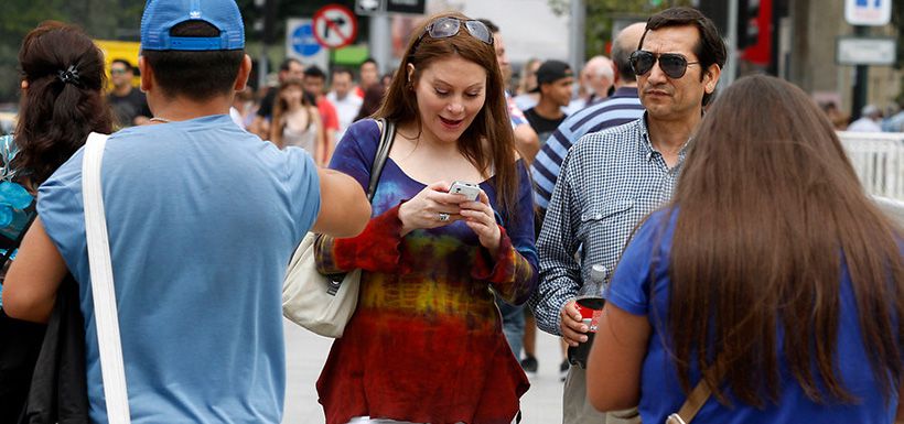 Caminar mirando celular