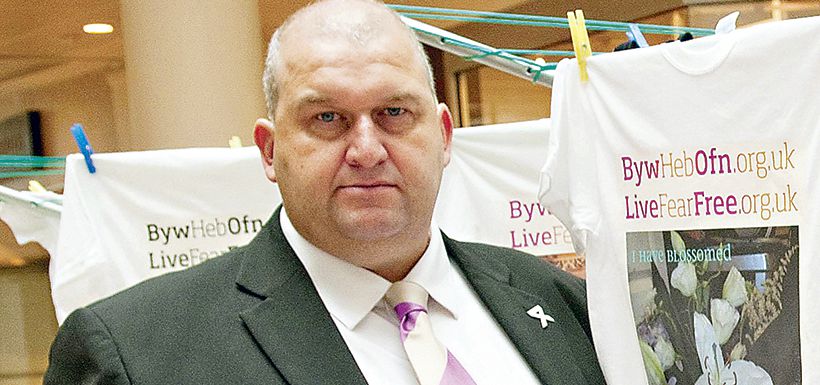 El ex ministro de Comunidades e Infancia de Gales, Carl Sargeant.