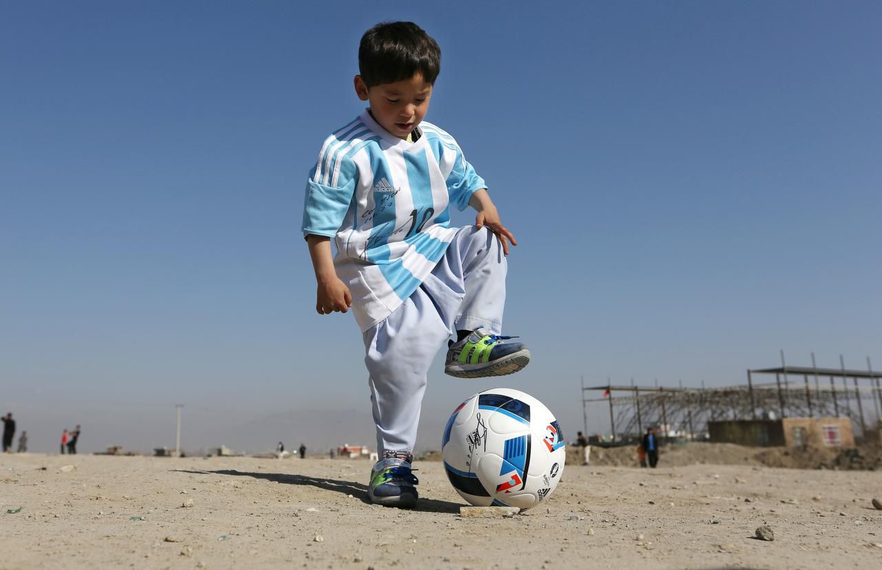 Decano Sentimental Mancha Niño que recibió camiseta de Messi abandona Afganistán por amenazas
