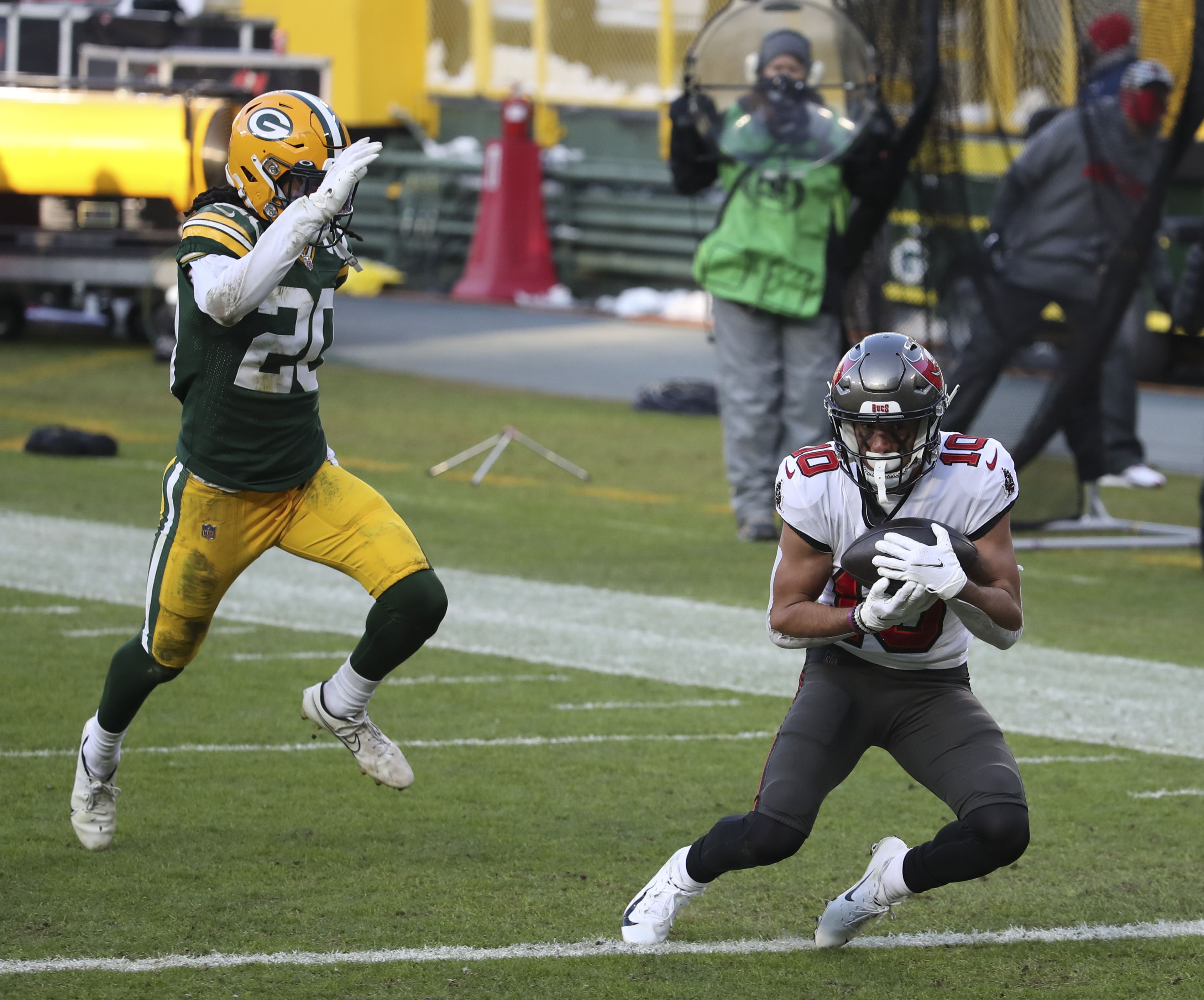 Packers start fast, romp past Texans