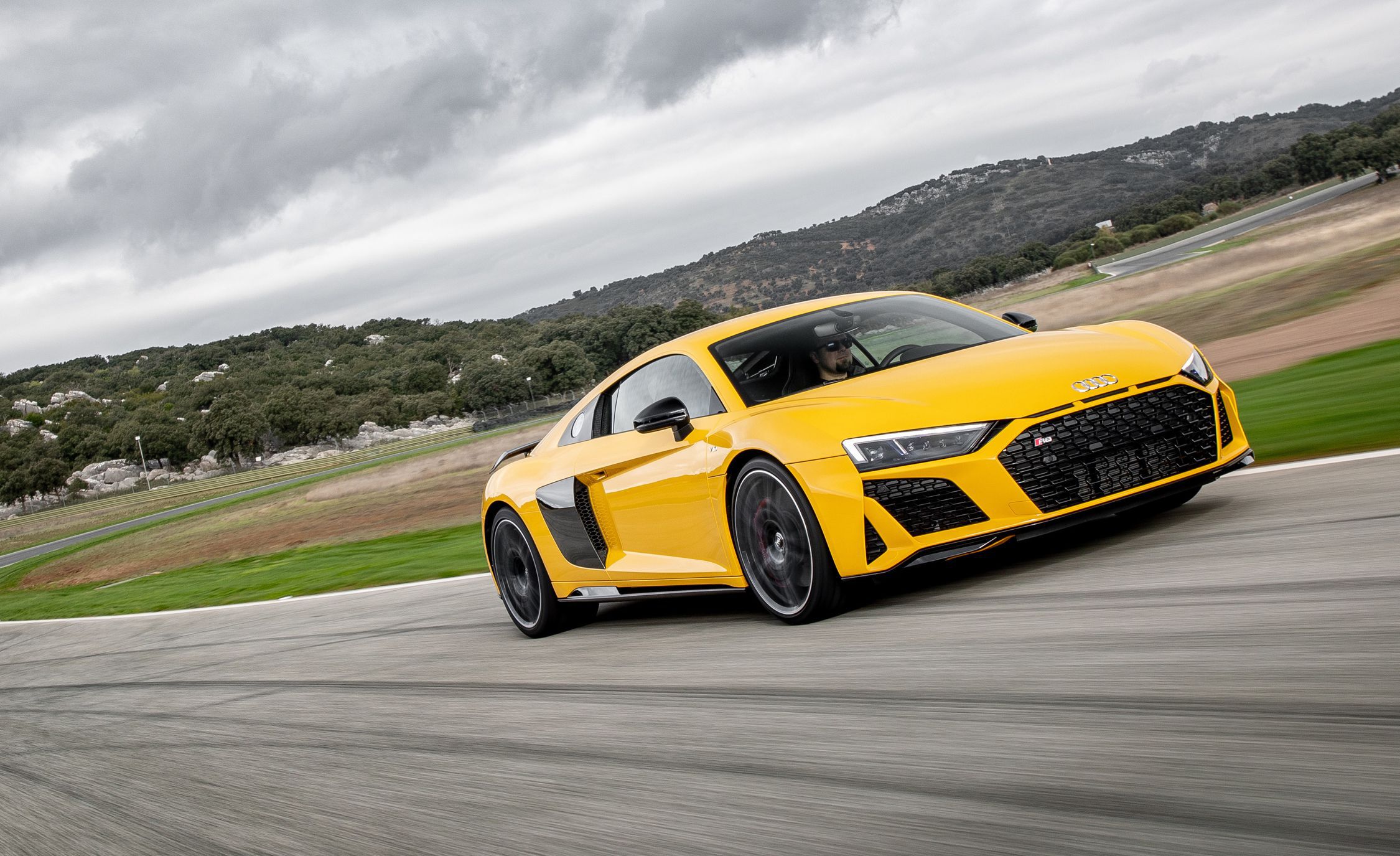 2019-audi-r8-101-placement2-1546535590.jpg