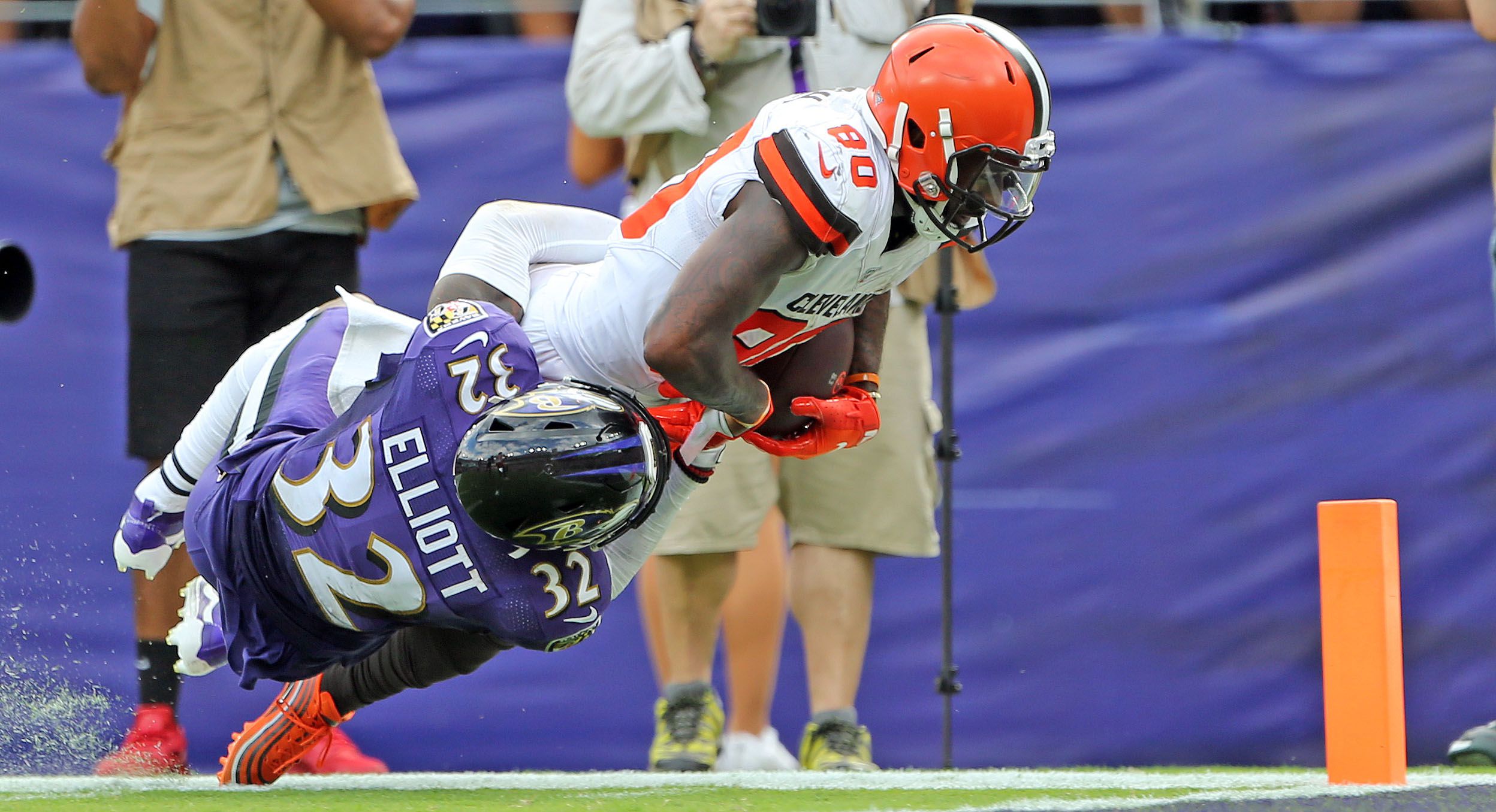 Browns remain 4 games behind the Ravens after Baltimore's 41-7 rout of the  Texans, their 6th straight win to improve to 8-2 