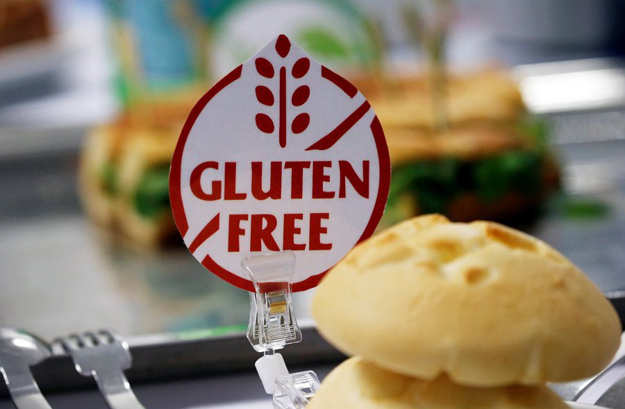 A gluten-free sticker is displayed near sandwiches in Colomiers