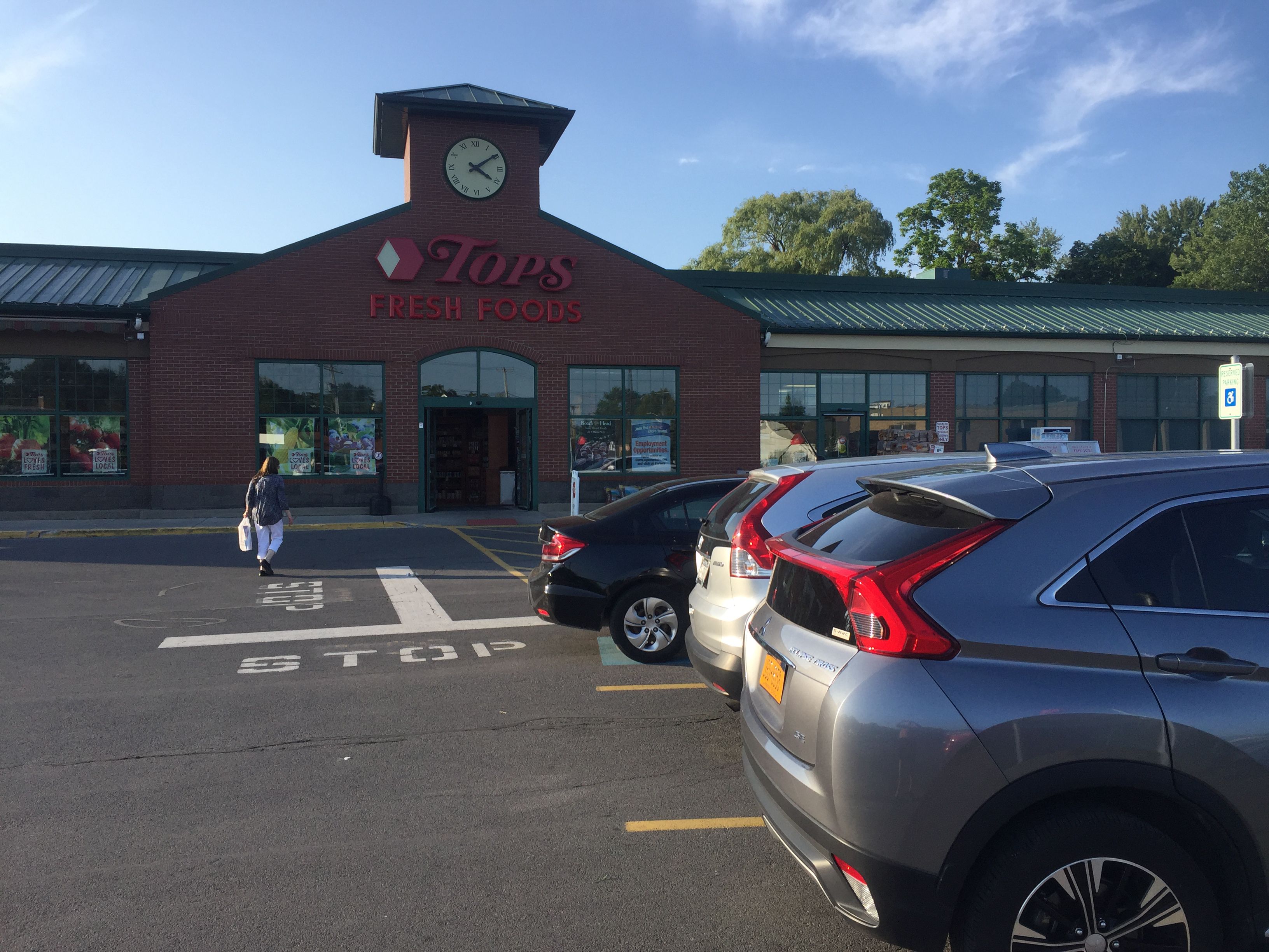 Tourists Vs Residents Some In Skaneateles Upset Tourists Are Filling Up Store Parking Lot Syracuse Com