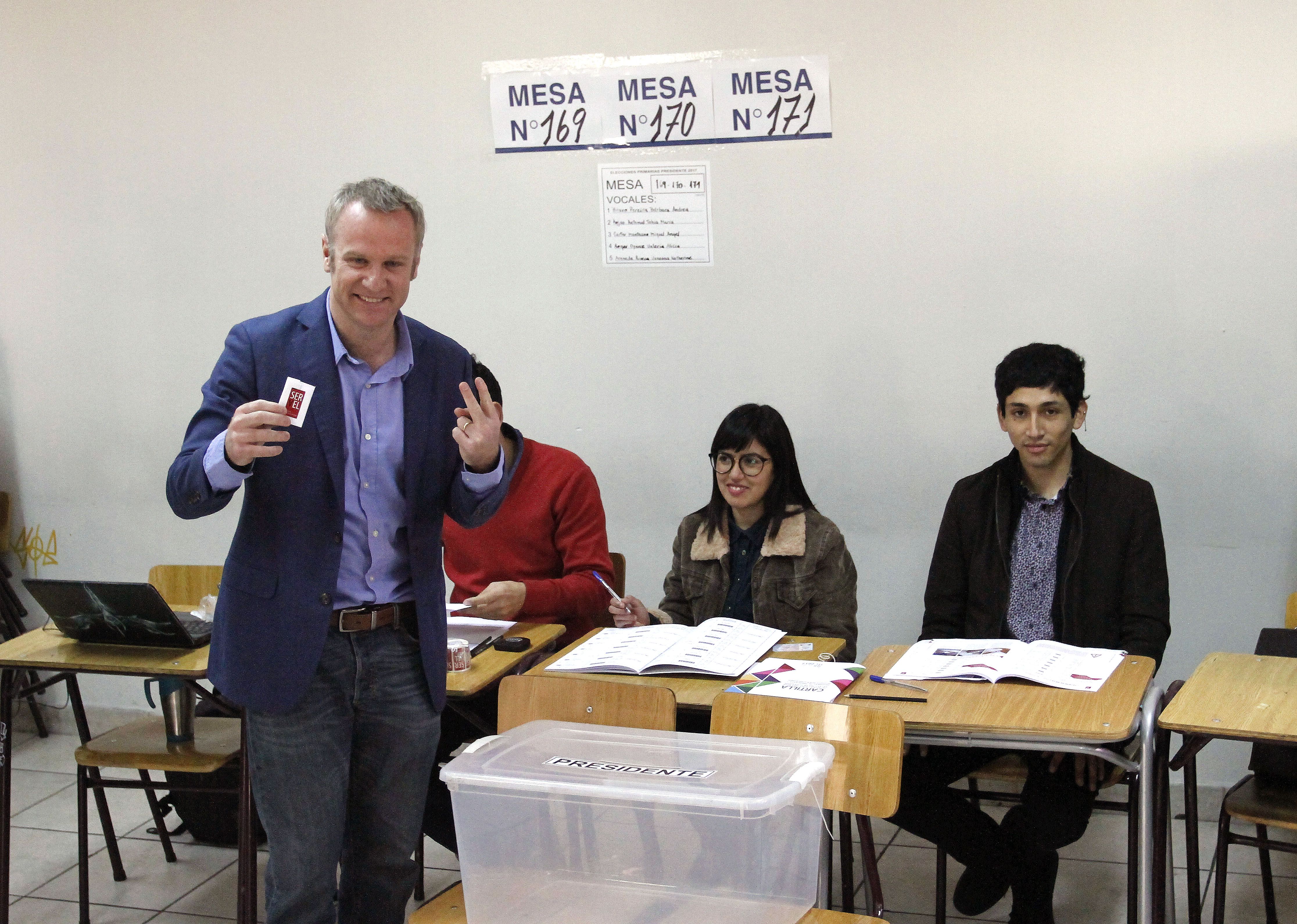 Felipe Kast emite su voto