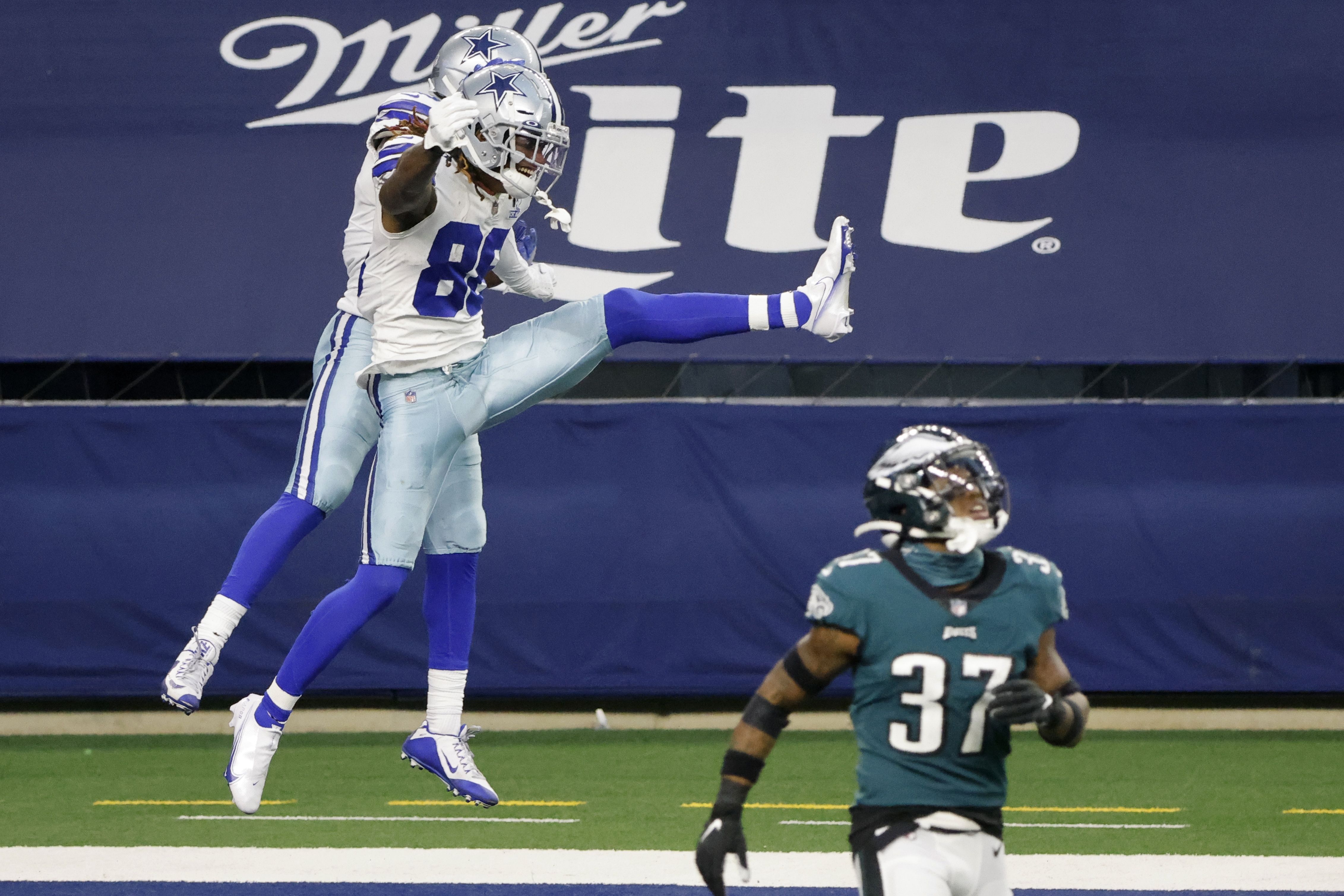 NFL roundup: Eagles clinch playoff place as Cowboys avoid upset to Texans, NFL
