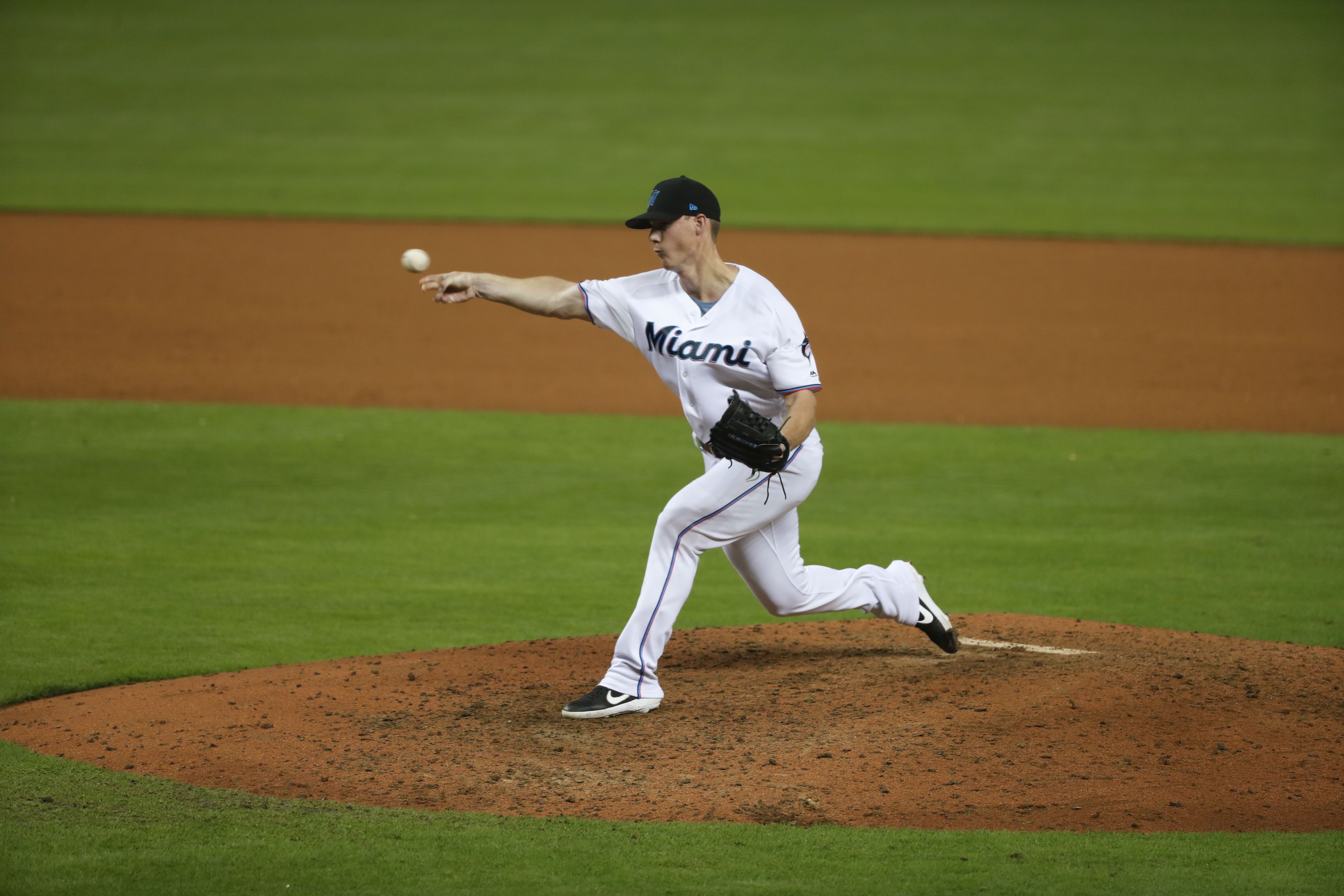 Marlins acquire reliever Matt Barnes in trade with Red Sox