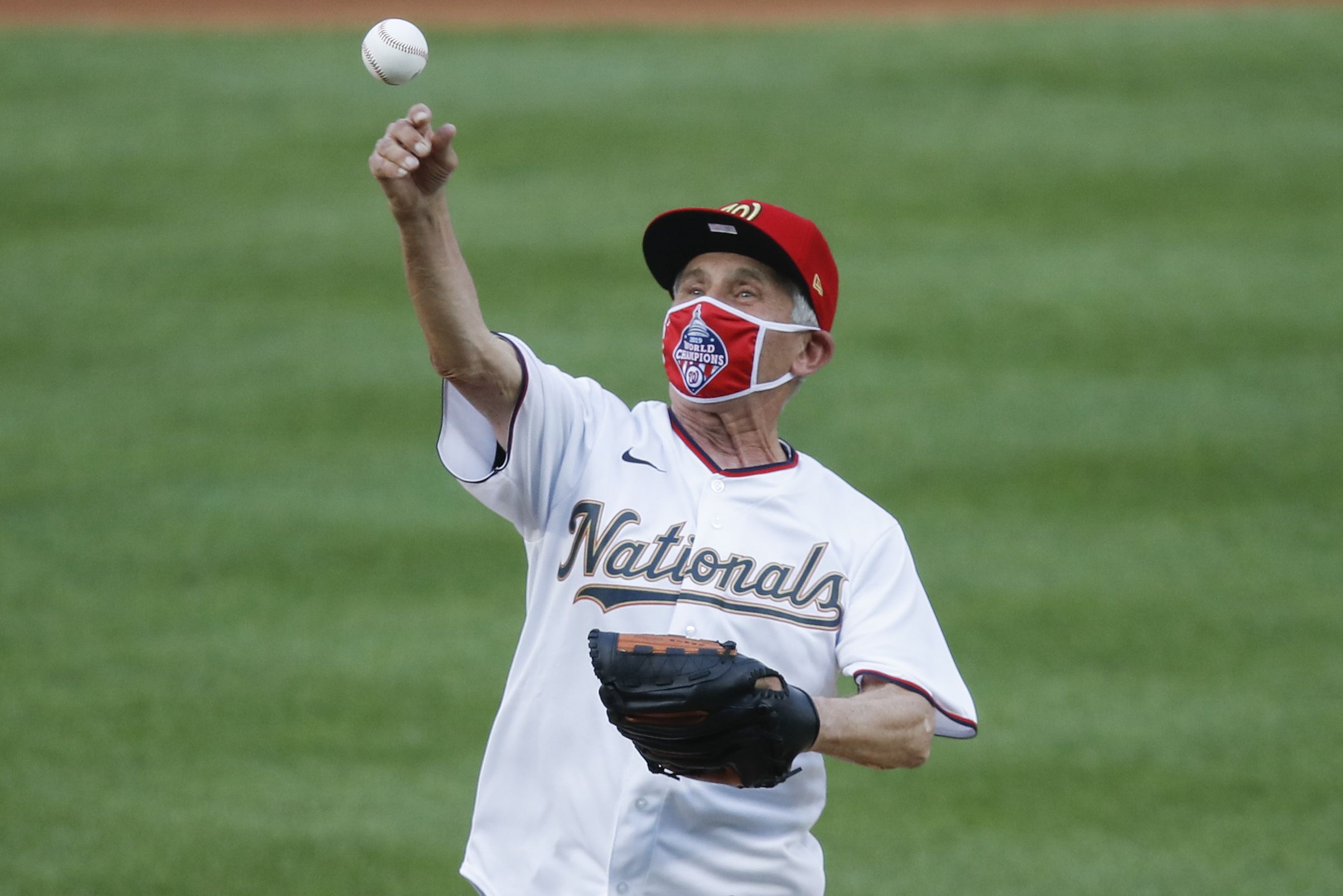 VIDEO: All the Yankees and Nationals players and coaches kneel before  anthem in Black Lives Matter salute