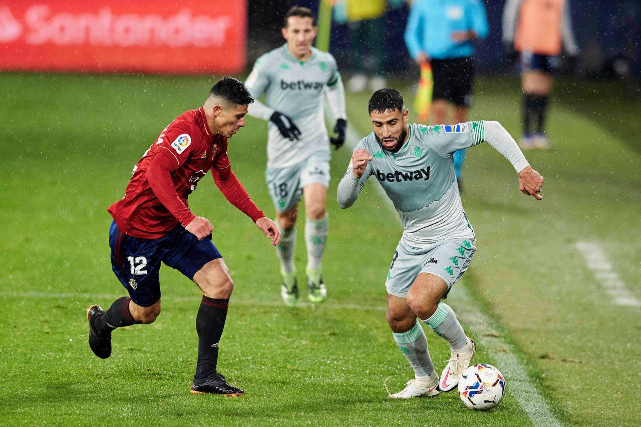 Nabil Fekir conduce el balón. Foto: Twitter del Real Betis.