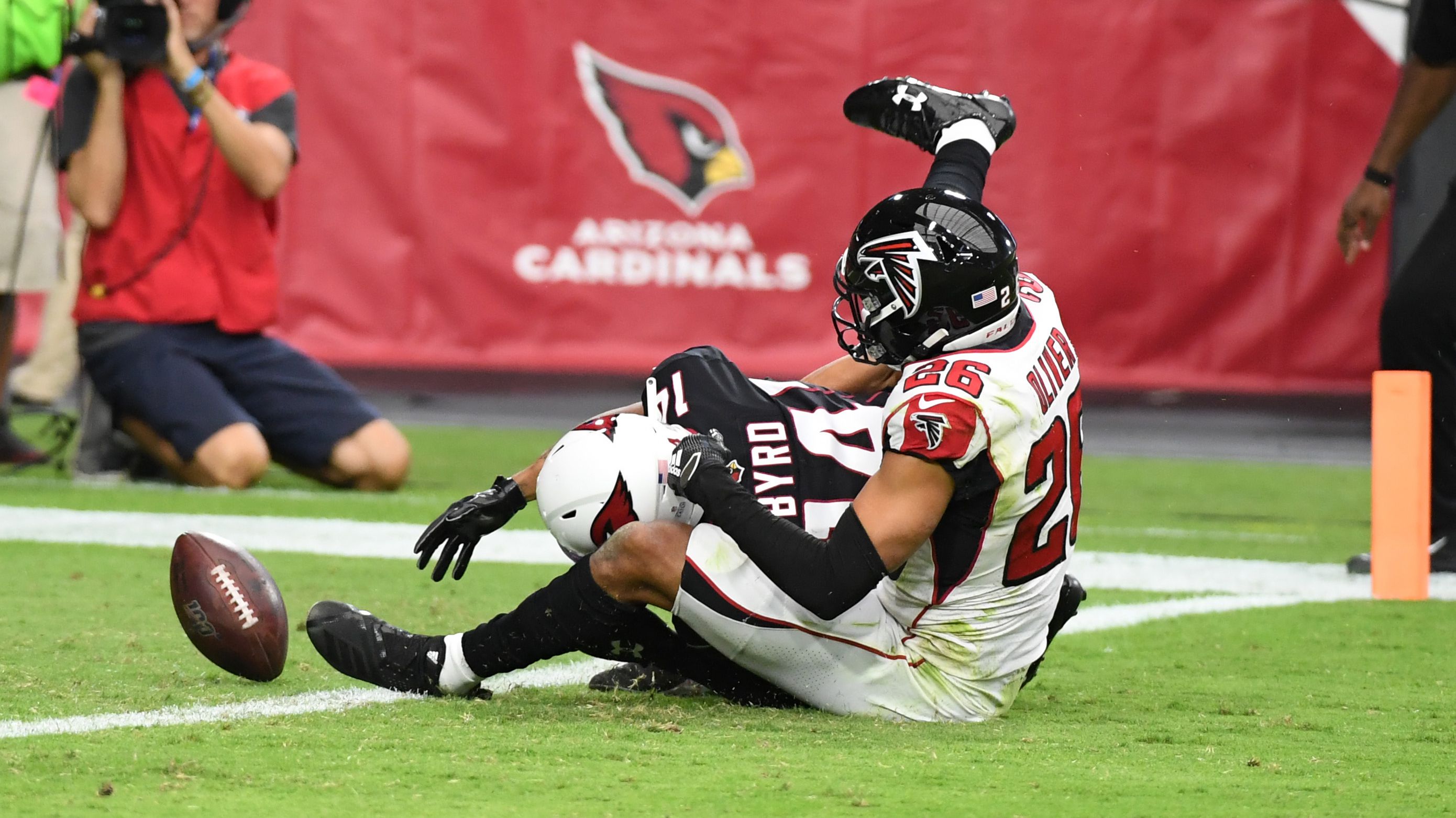 Cardinals beat Falcons after Bryant's extra point miss