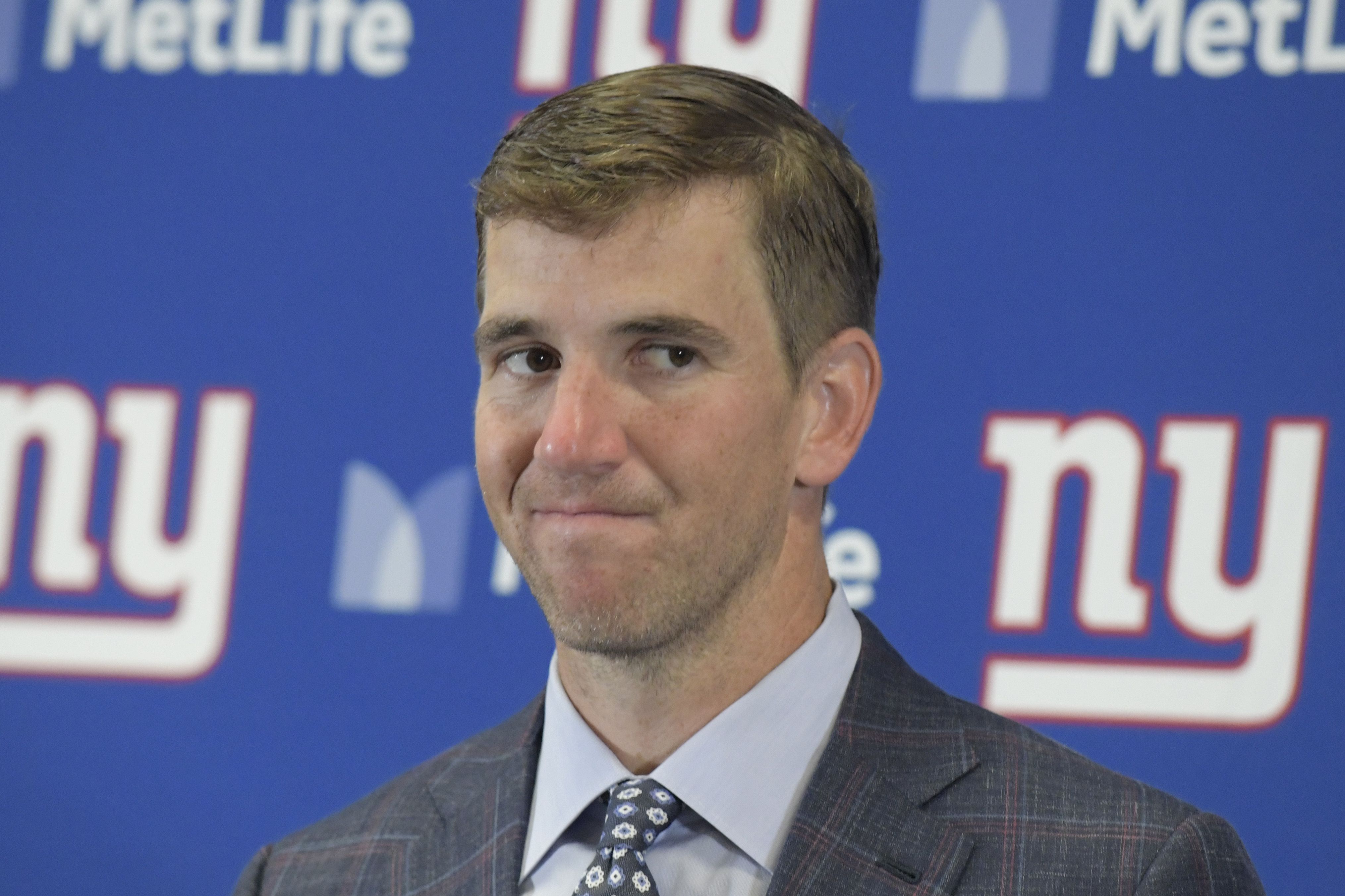 Eli Manning Benched by Giants, Daniel Jones to Start - Bloomberg