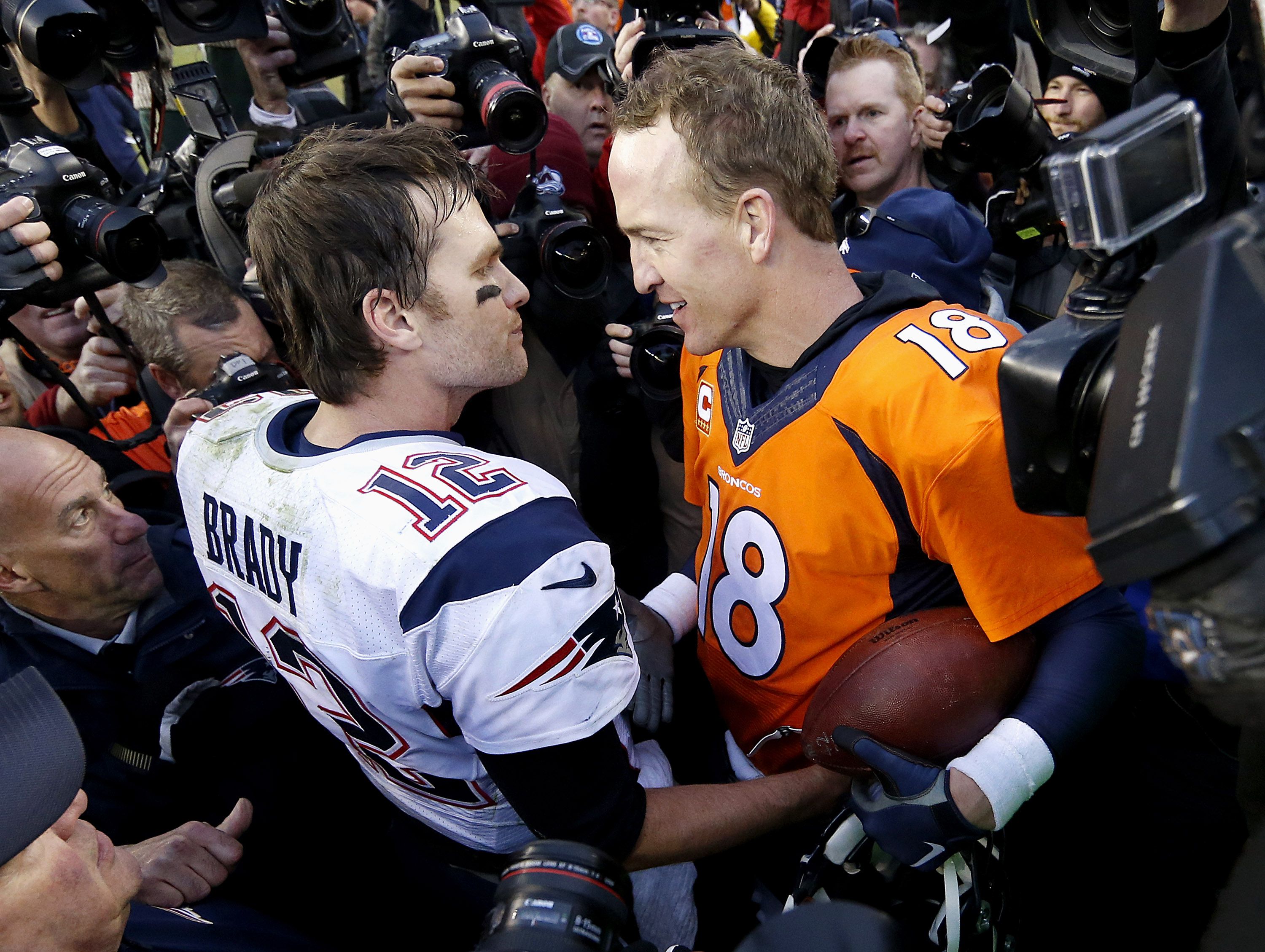 On the Field withPeyton and Eli Manning by Matt Christopher