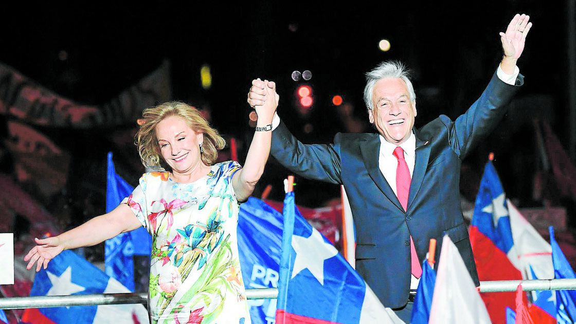 Chilean presidential candidate Sebastian Pinera (R)