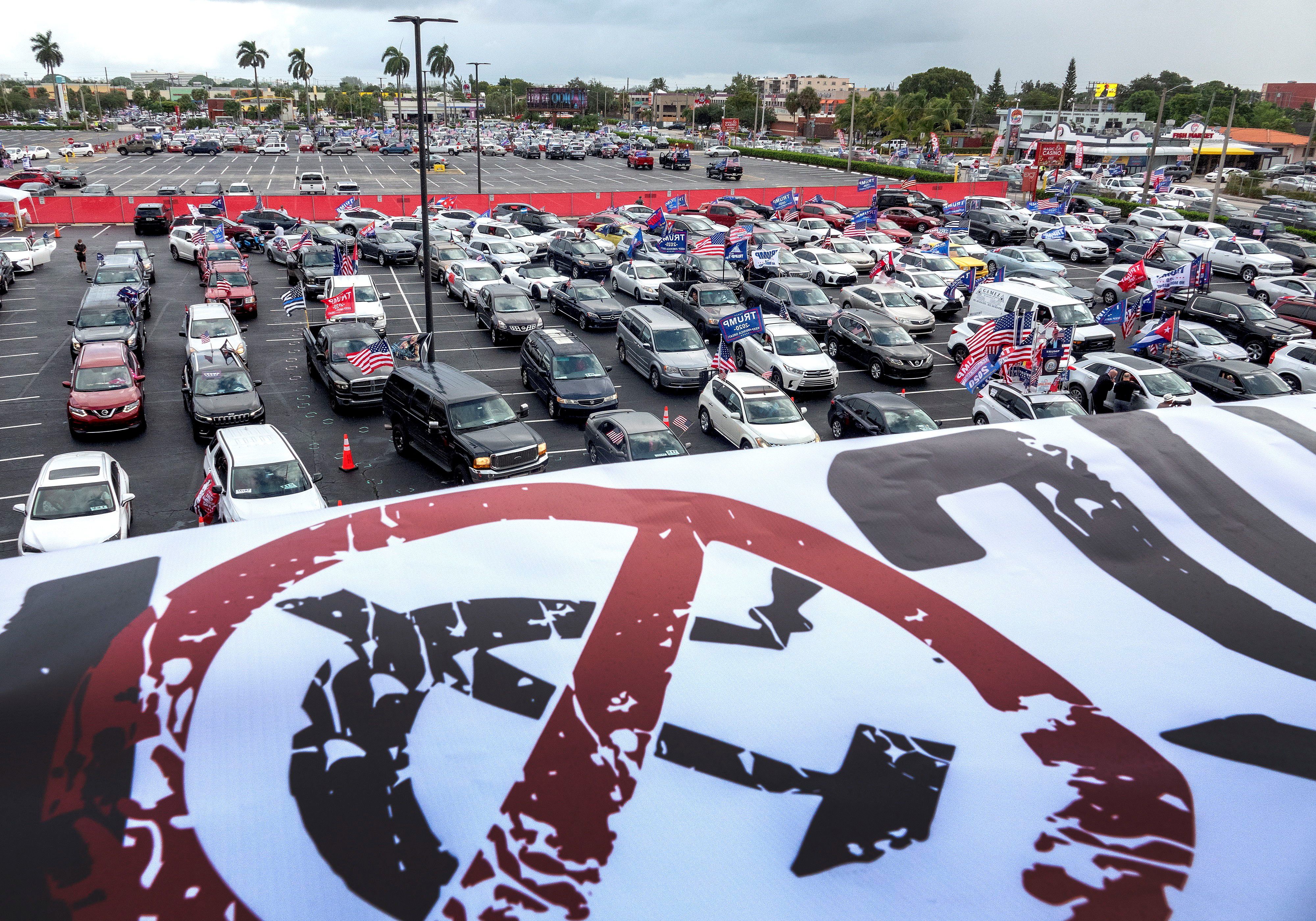 Miami miles de simpatizantes de Donald Trump en la caravana