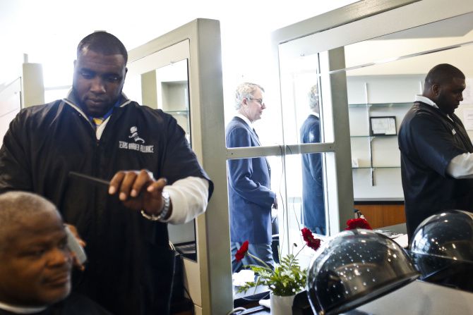 Mack S Barbershop Provides Free Haircuts To Dallas Homeless