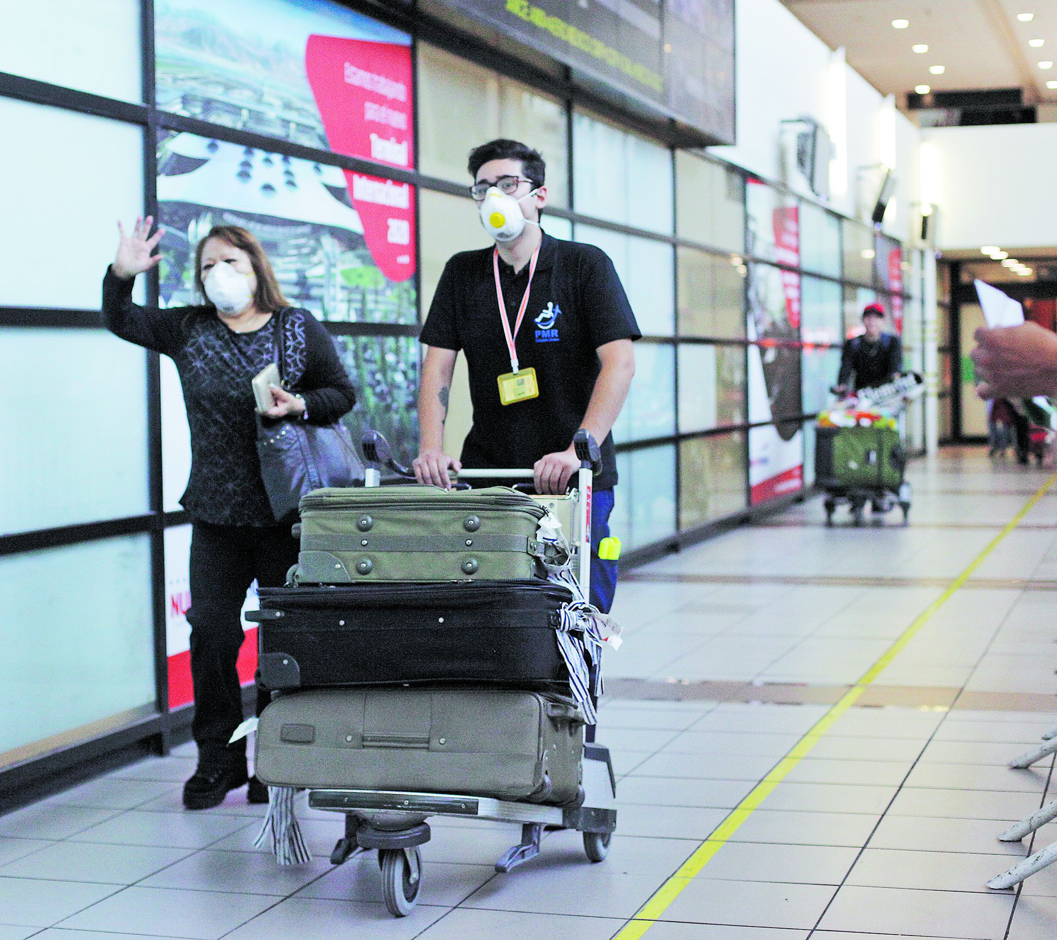 04.03.2020

PASAJEROS DEL AEROPUERTO DE PUDAHUEL, PORTAN MASCARILLAS TRAS LA LLEGADA DEL CORONAVIRUS A CHILE.

FOTO: LUCAS ALVARADO / LA TERCERA