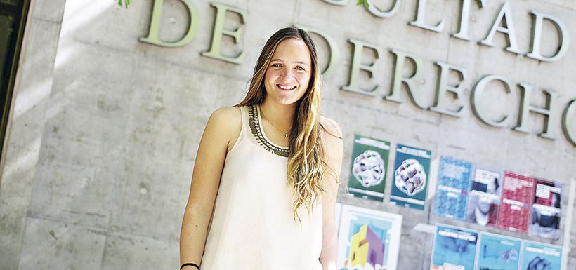 Magdalena Lira, en el frontis de la Facultad de Derecho UC.