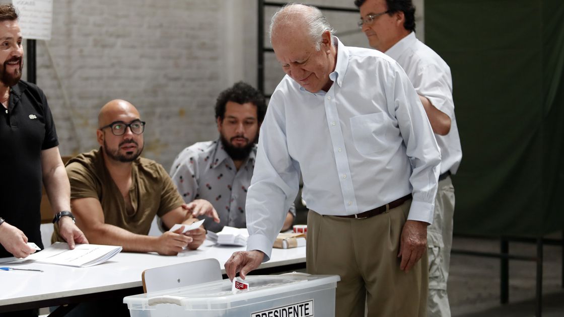 Ricardo Lagos vota en segunda vuelta