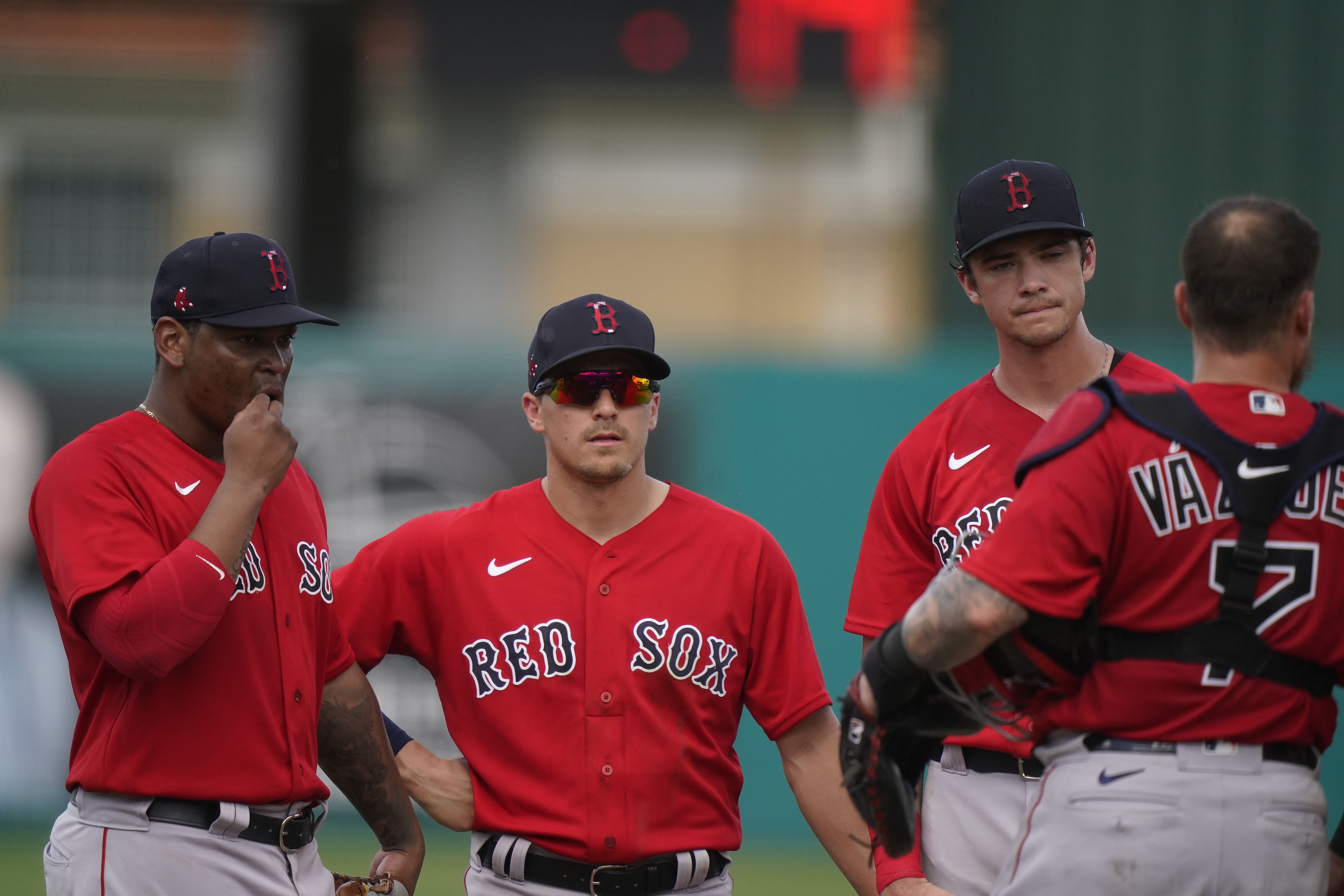 Javier Báez y José Berríos muestran el uniforme del Team Rubio