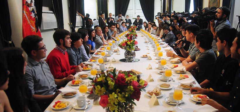 La presidenta Michelle Bachelet desayuna con puntajes nacionales