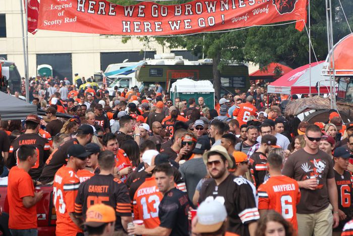 Cleveland Browns on X: Don't miss our *cash only* locker room sale at this  year's Draft Tailgate at the Muni Lot! Details »   FREE tickets »   / X