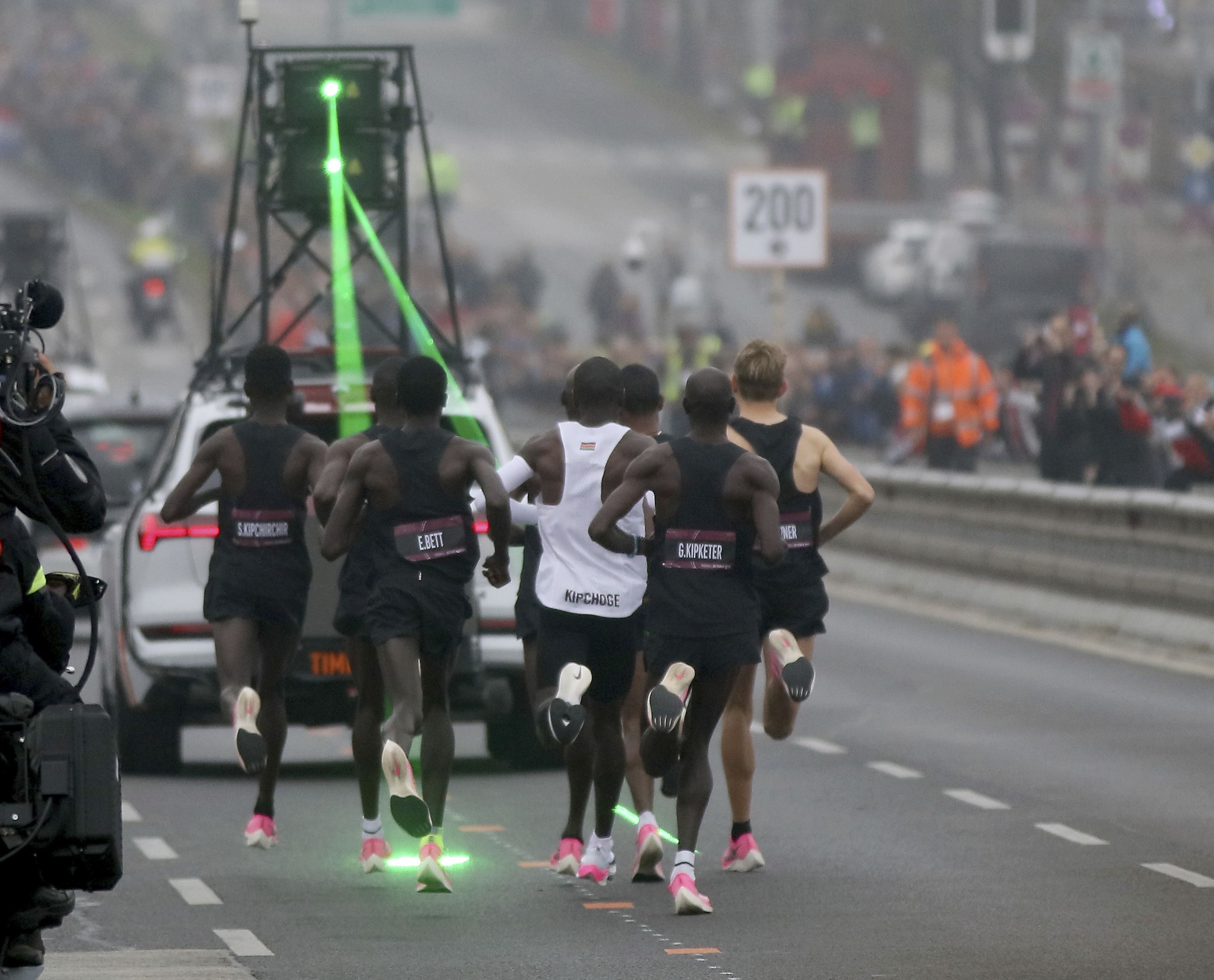 Eliud Kipchoge correu os 42,195 quilómetros em 1 hora, 59 minutos e 40  segundos, Notícias 24