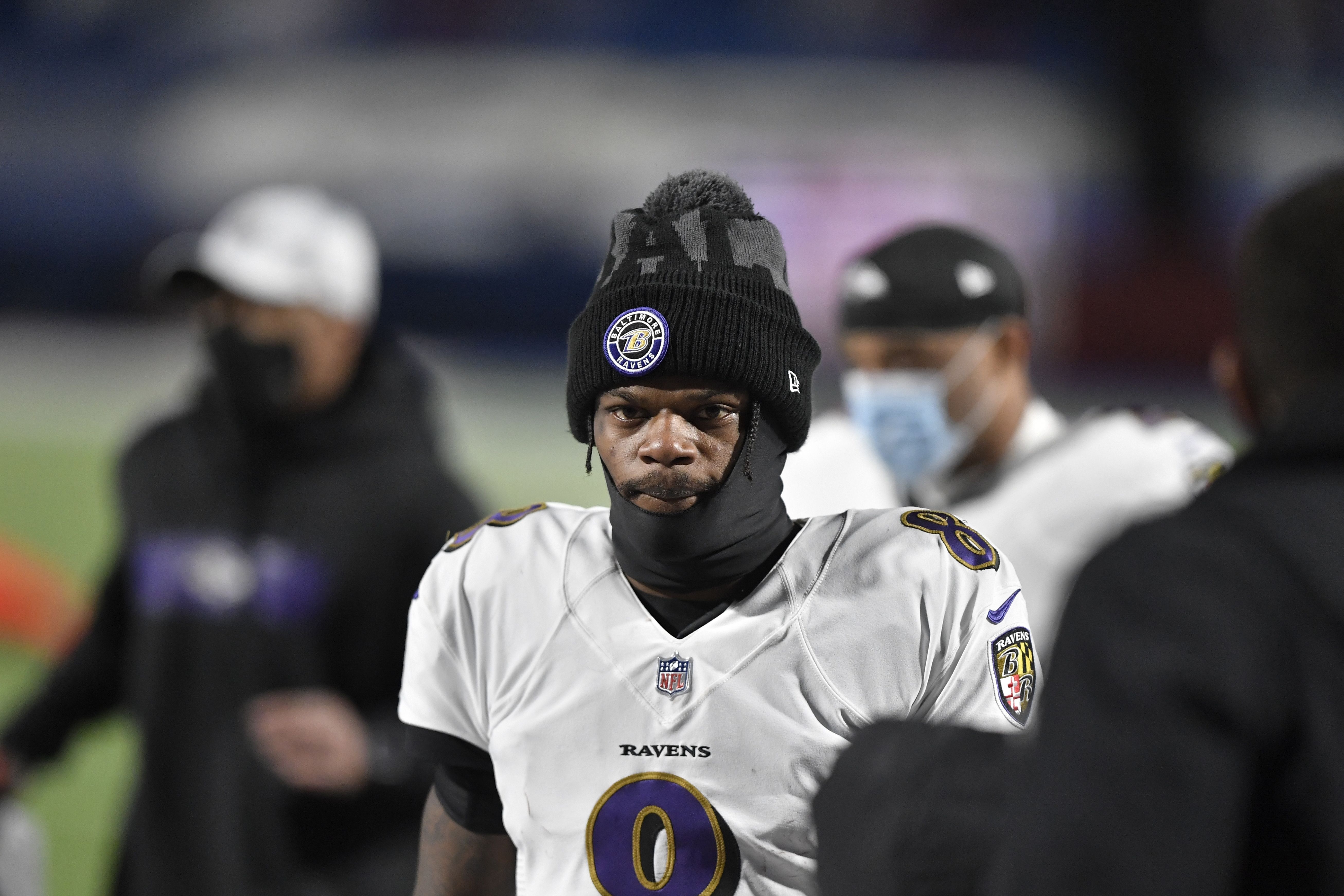 Ravens Fans Are Out Here Trying To Snatch Lamar Jackson's Beanie Straight  Off Of His Head And He's Not About It - BroBible